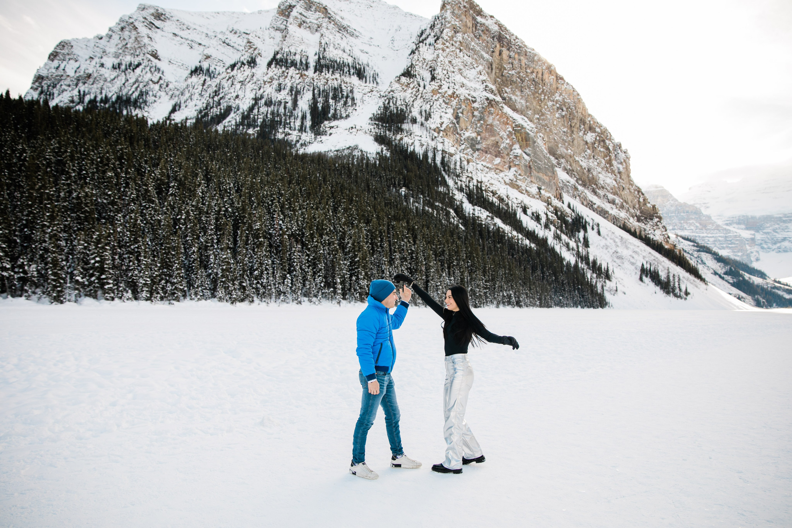 A & M — Lake Louise Engagement. Fotografía accesible en Calgary