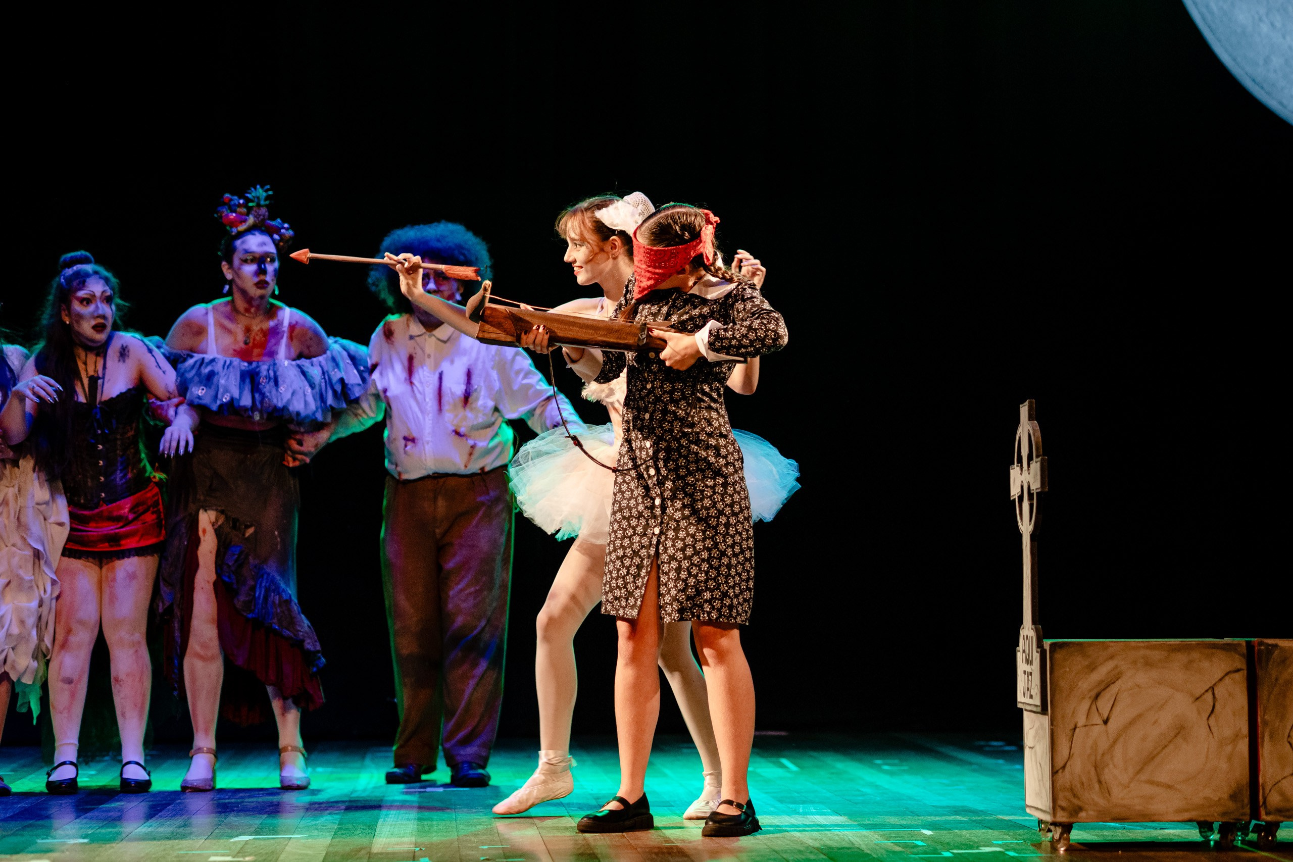 Fotografia de espetáculo A Família Addams do grupo de Teatro Univali