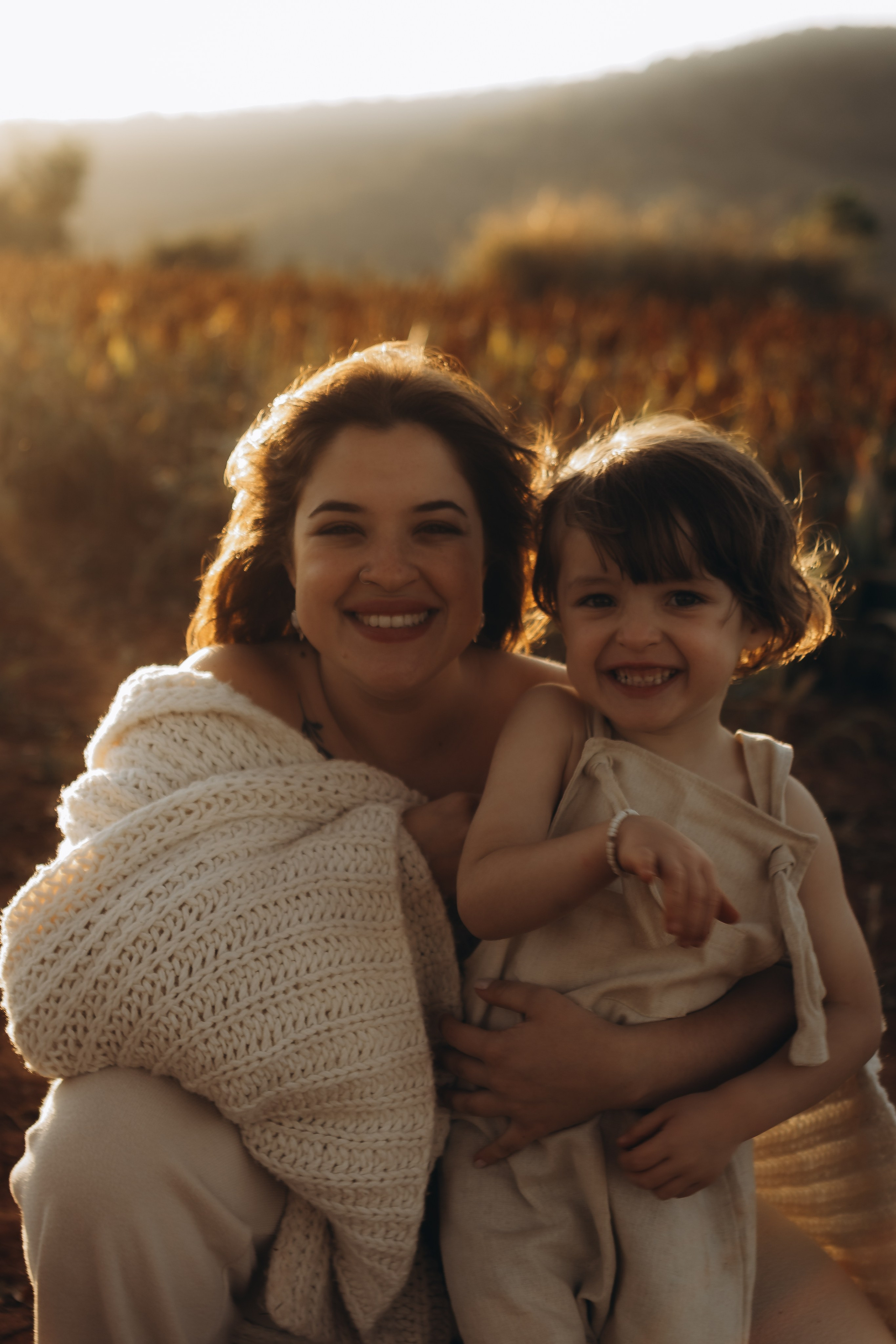 mãe segurando filho em ensaio externo em Sorocaba