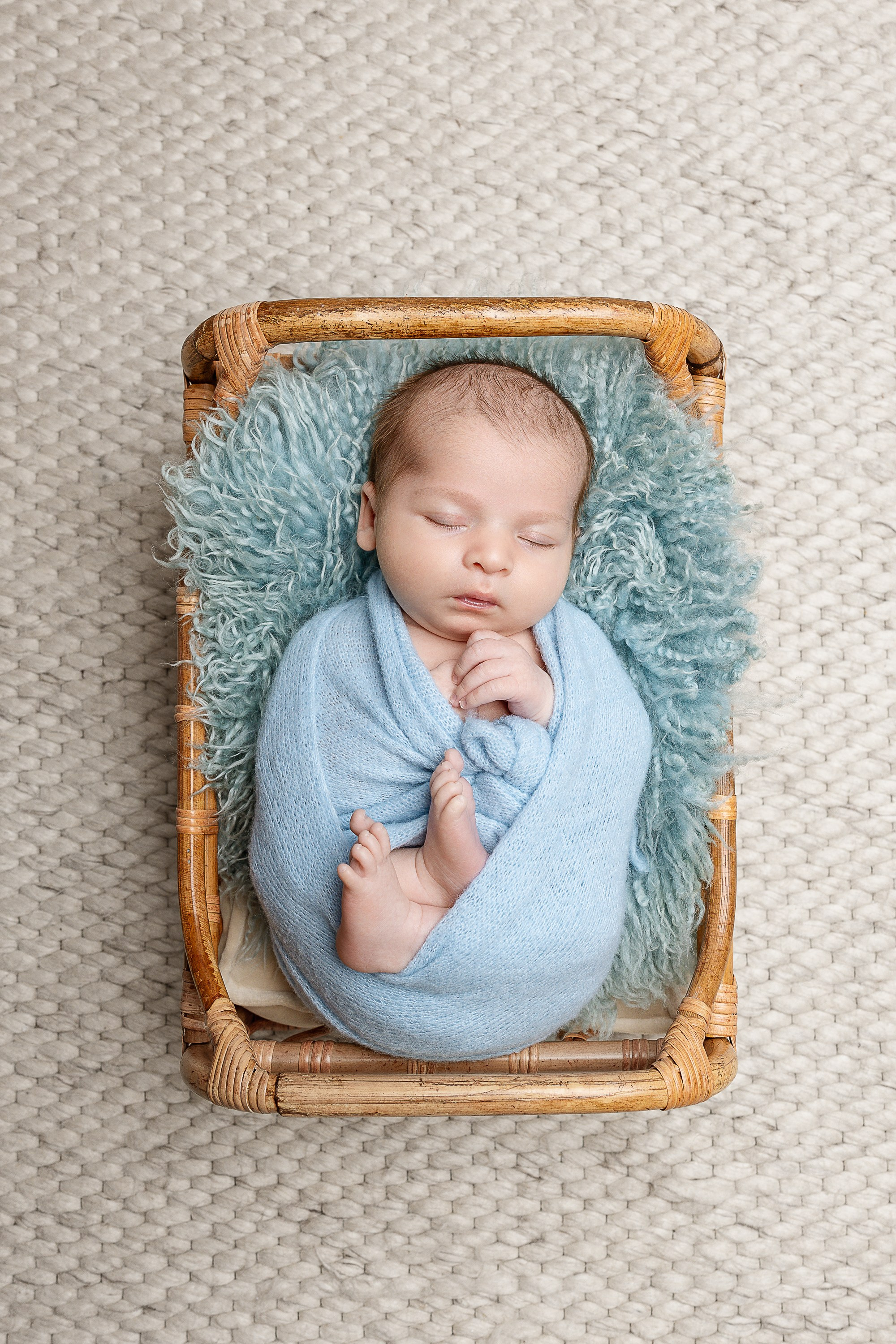 NEWBORN. Je suis photographe portraitiste et je réalise des portraits à toutes les étapes de votre vie! Bienvenue dans mon studio à Westmount, Qc