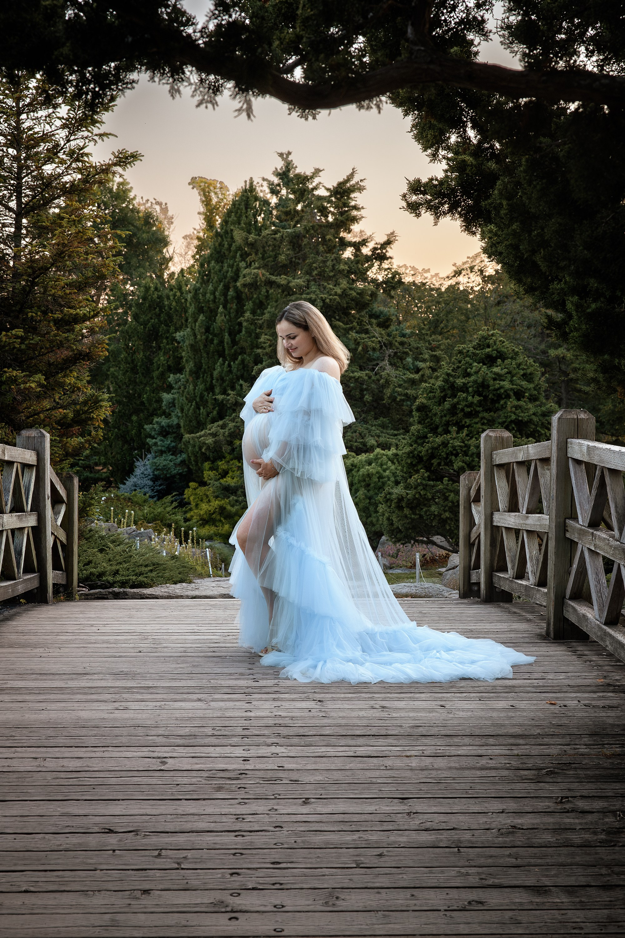 MATERNITY. Je suis photographe portraitiste et je réalise des portraits à toutes les étapes de votre vie! Bienvenue dans mon studio à Westmount, Qc