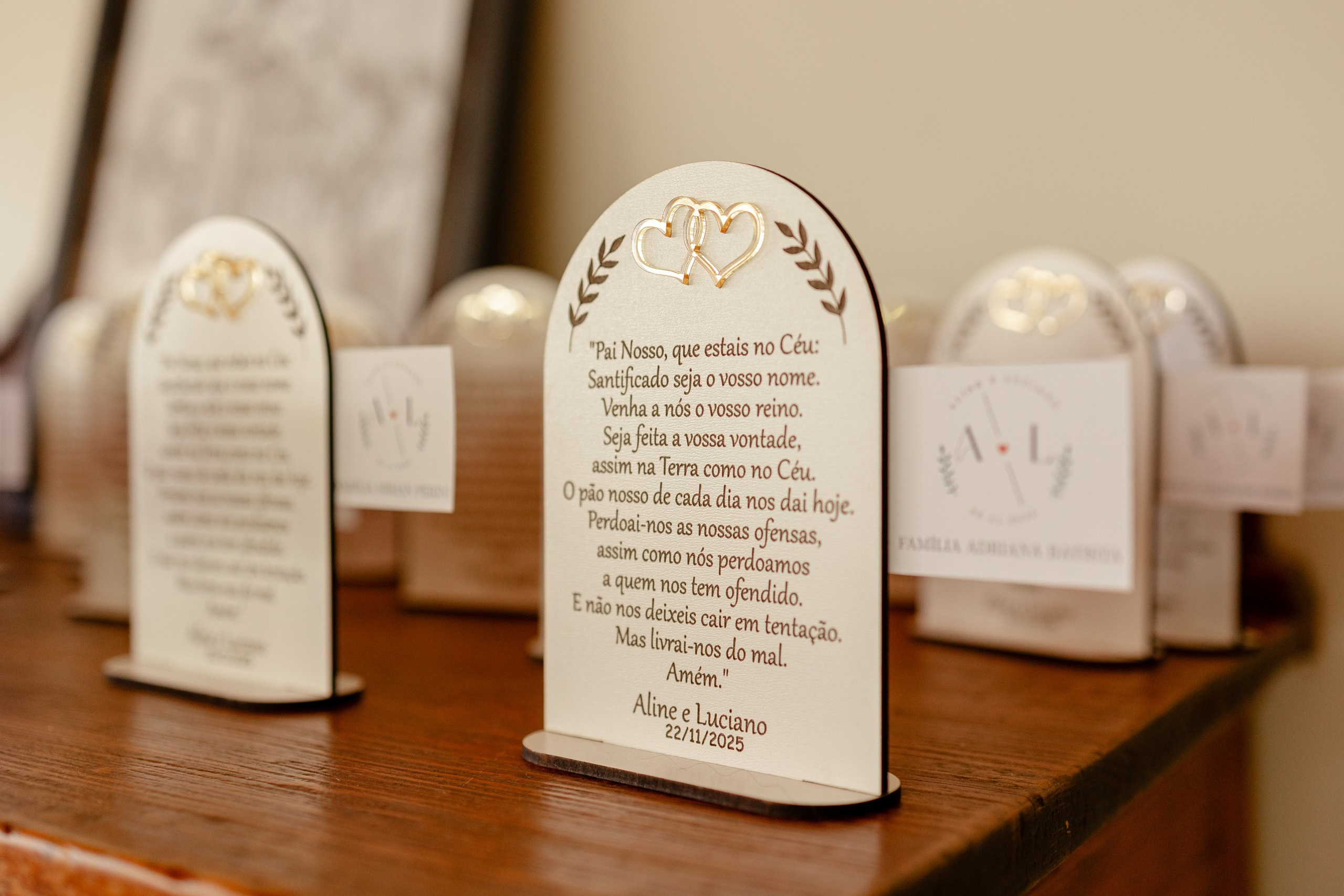 Fotógrafo de casamento em Santa Catarina; lembrancinhas personalizadas com o texto do Pai Nosso e os nomes dos noivos Aline e Luciano em cobertura de casamento.