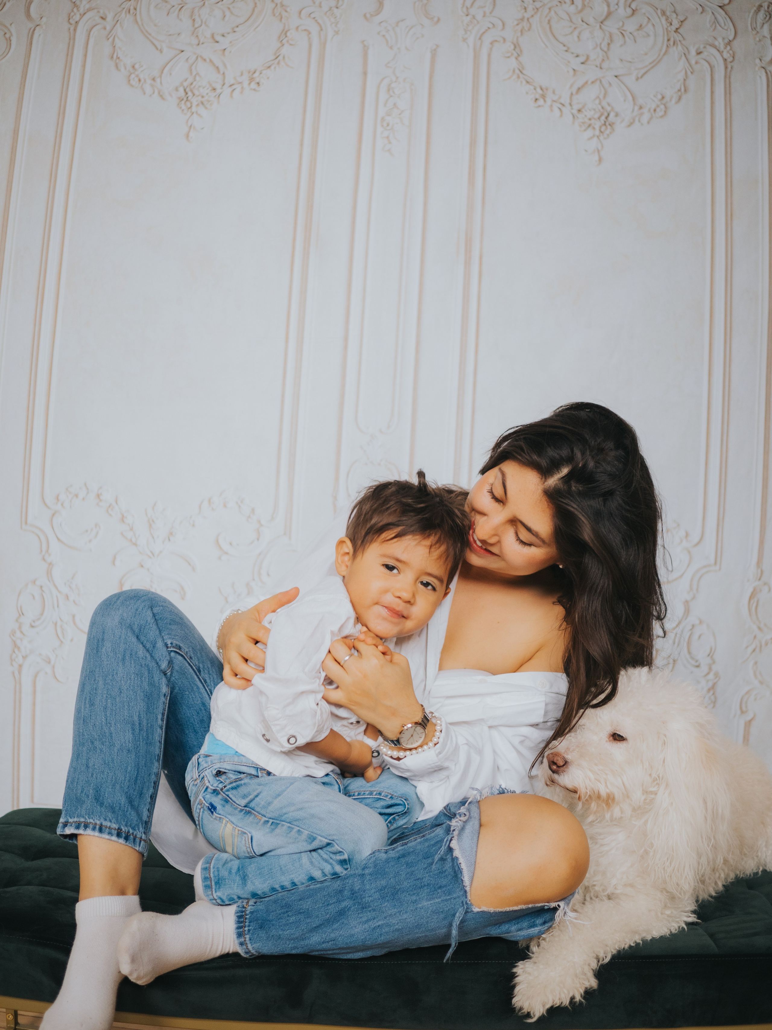 La mère et le fils se câlinent dans le studio de photographie à Montréal.