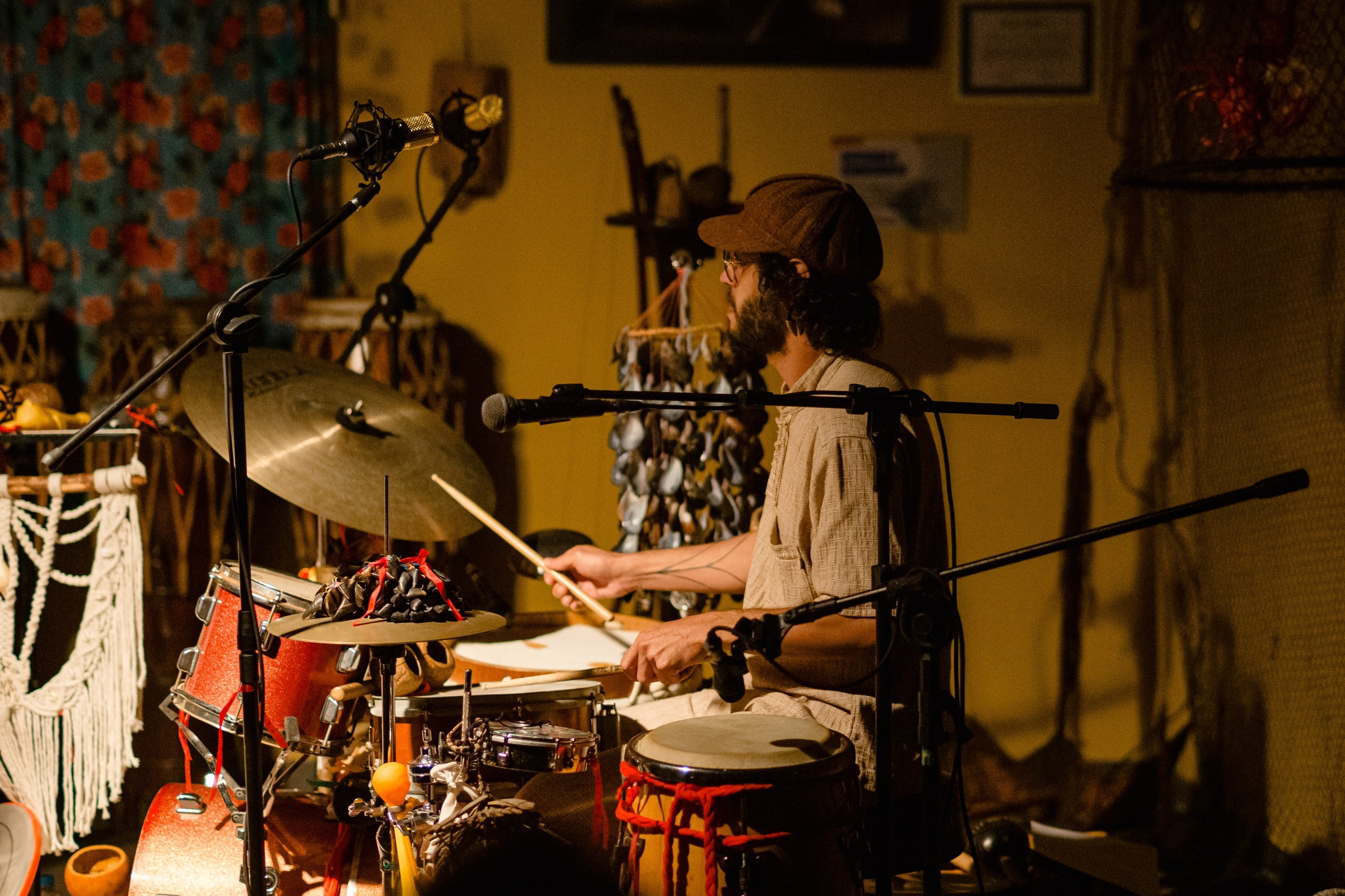 Fotógrafo de show em Balneário Camboriú; músico tocando bateria e percussão ao vivo durante apresentação no bairro da Barra para a divulgação do álbum "Água Brasileira".
