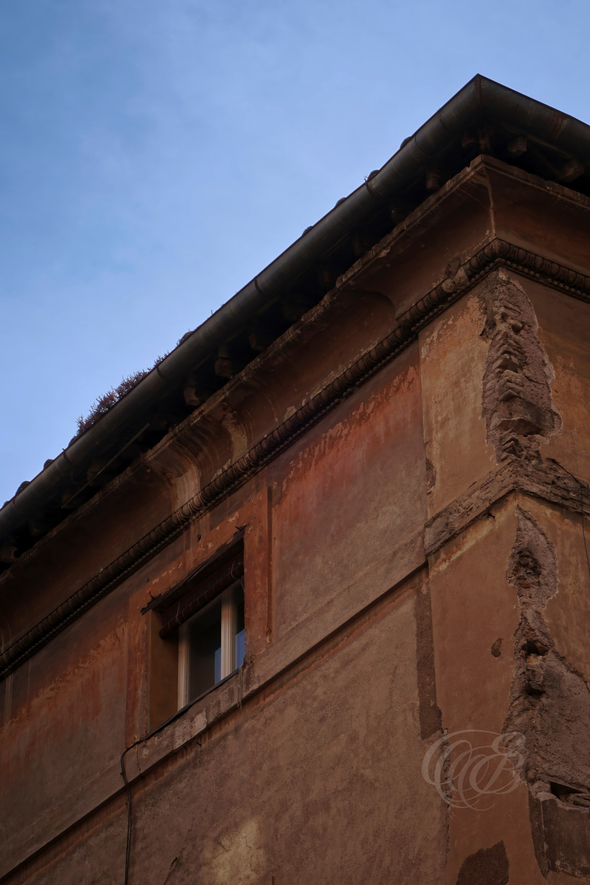 Street Photography — Rome, Italy — Old Building with Colorful Patina — Aged building façade in Rome with layers of colorful patina, weathered plaster, and textured surfaces shaped by time and the city’s changing urban history — Eduardo Bartoli Photography.