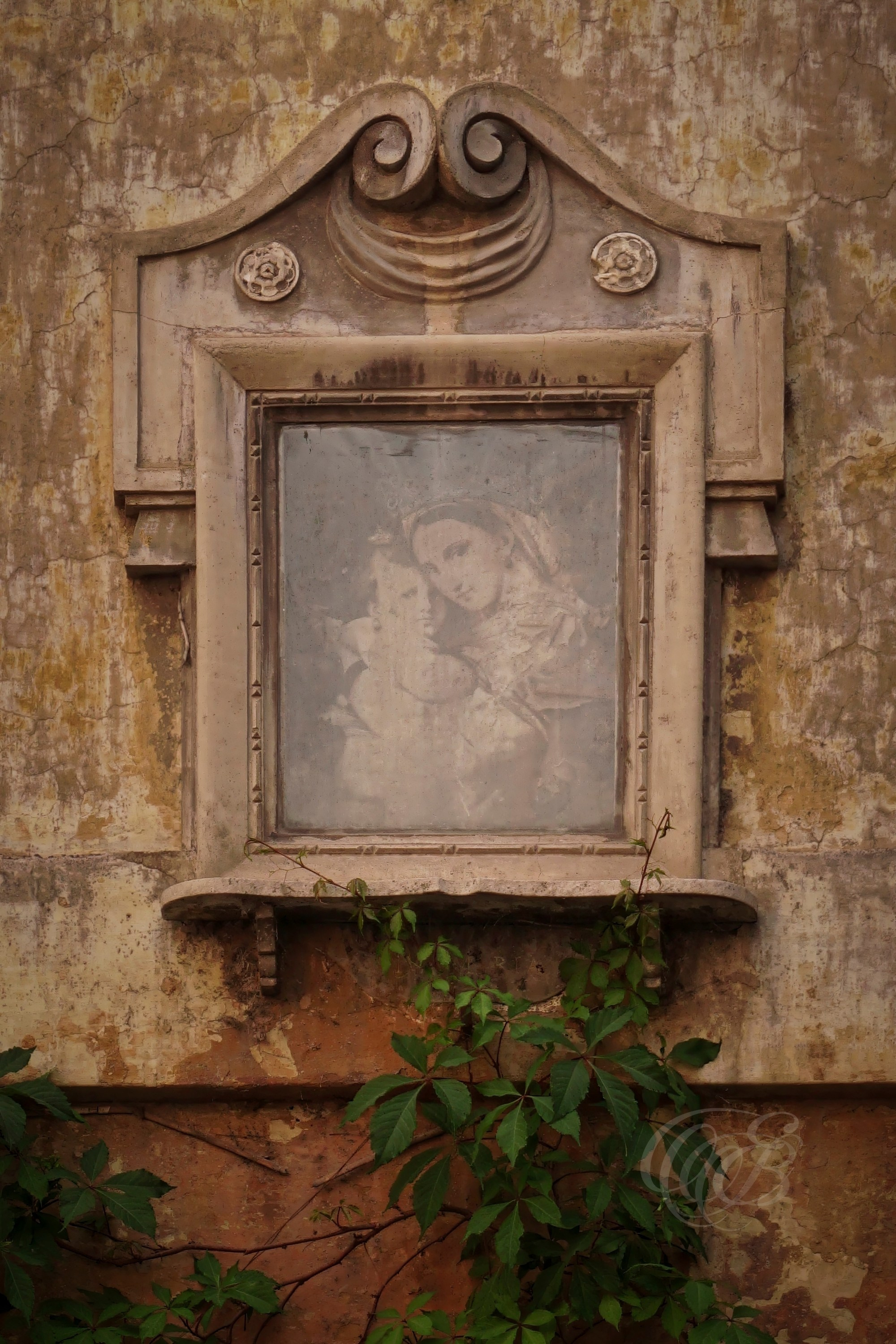 Street Photography — Rome, Italy — Madonna and Child — Traditional devotional imagery in Rome, reflecting the centuries-old presence of sacred art, religious tradition, and the historic madonnelle found throughout the city’s streets — Eduardo Bartoli Photography.