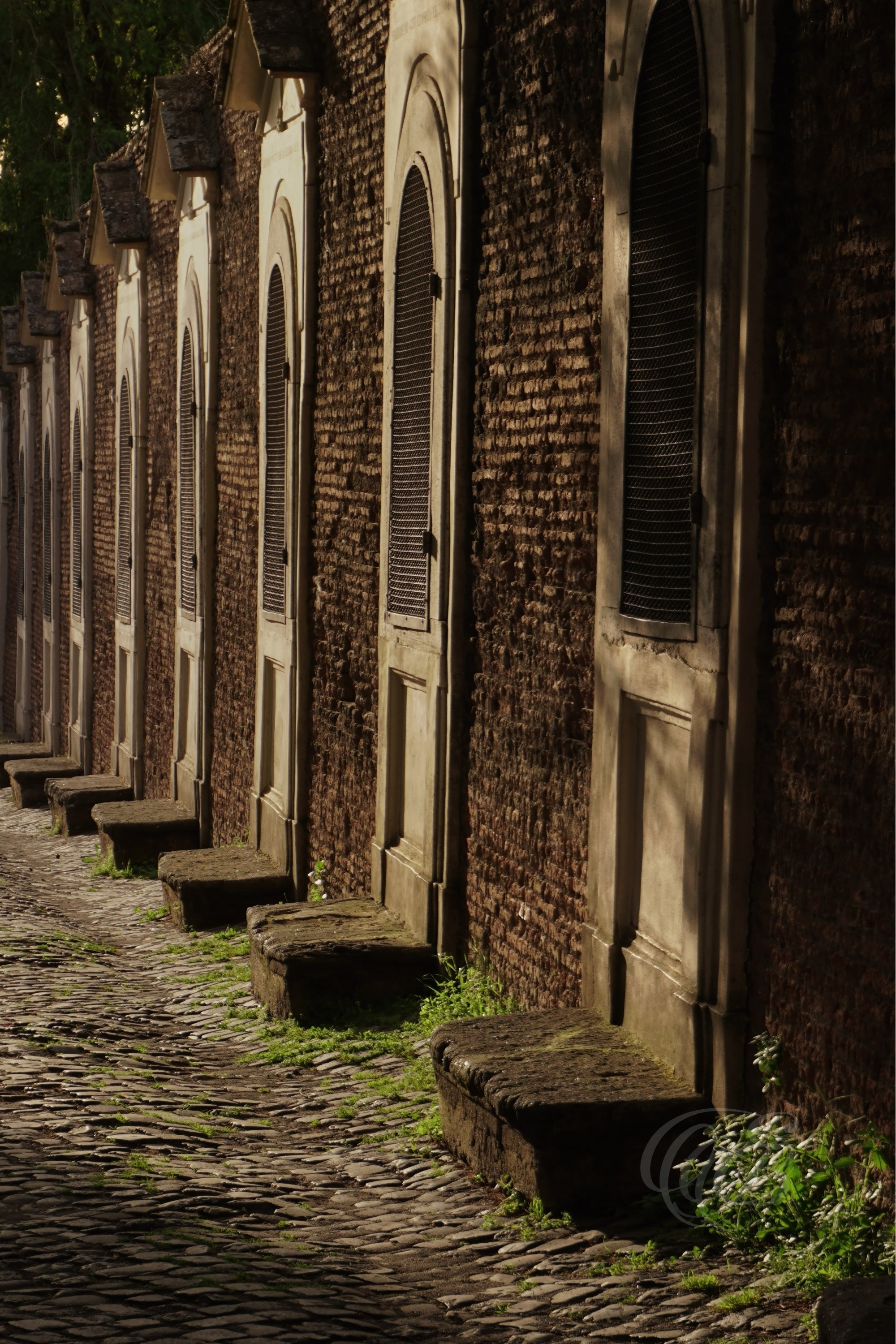 Street Photography — Rome, Italy — Via di S. Bonaventura at Sunset — Evening atmosphere along Via di San Bonaventura on Rome’s Palatine Hill, where warm sunset light meets the quiet character and historic surroundings of this ancient part of the city — Eduardo Bartoli Photography.
