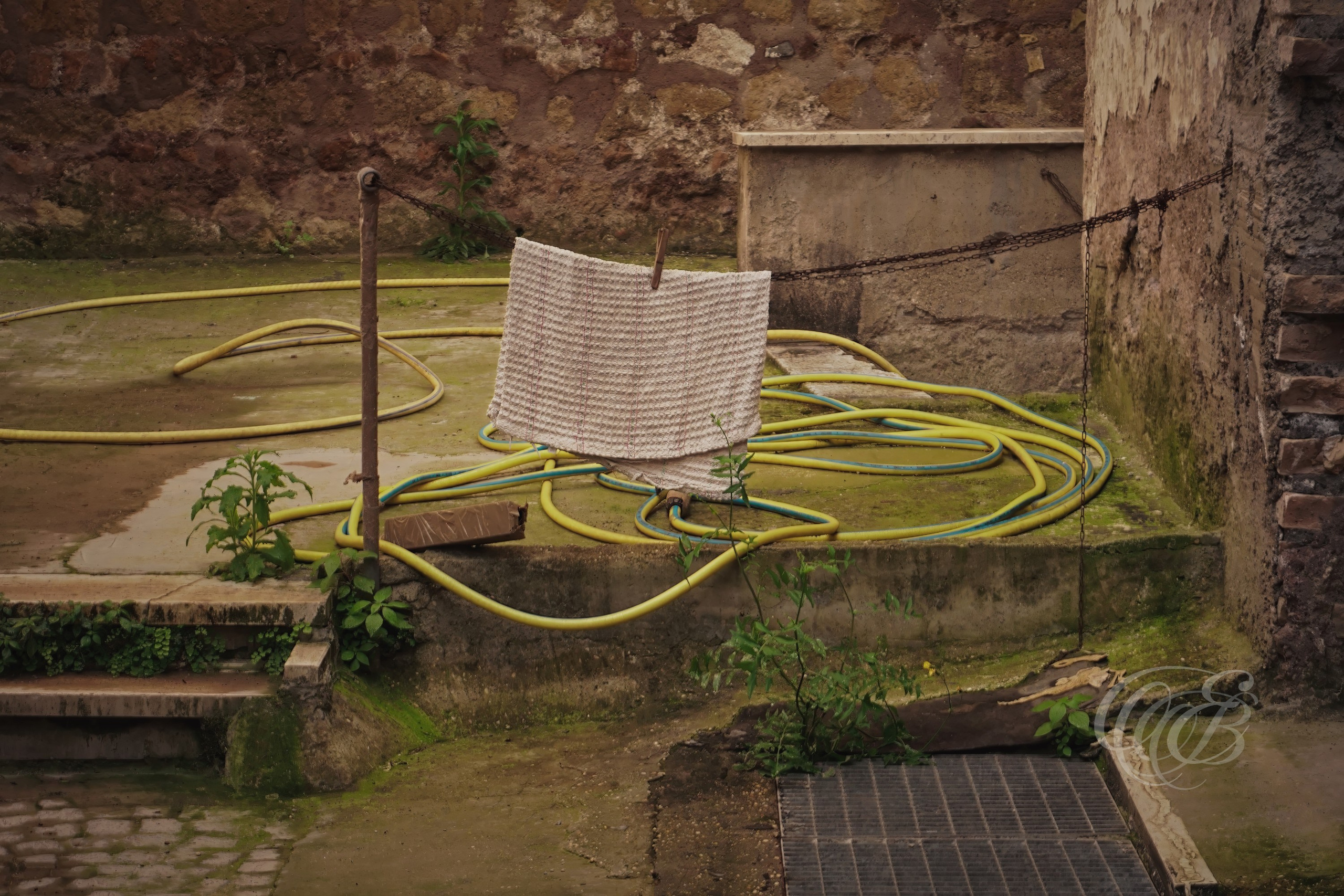 Street Photography — Rome, Italy — Drying Straccio — Cleaning rag, known in Italian as a straccio, left drying in an old Roman alley, reflecting everyday life, aged architecture, and the lived-in character of the city’s historic streets — Eduardo Bartoli Photography.