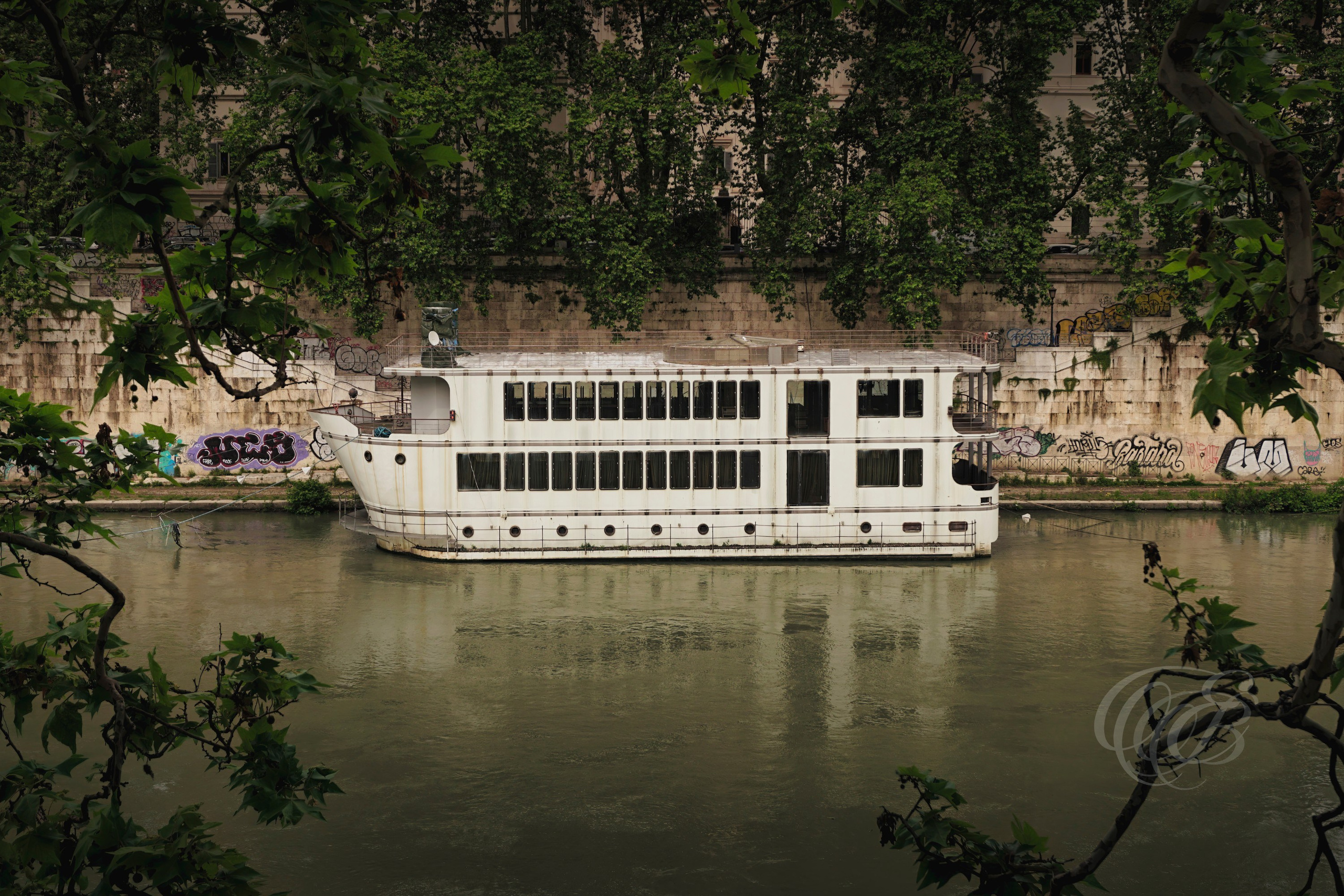 Street Photography — Rome, Italy — Boat Docked on the Tiber — Boat docked along the Tiber River in Rome, reflecting the city’s historic relationship with navigation, river life, and the ancient waterway flowing through the Italian capital — Eduardo Bartoli Photography.