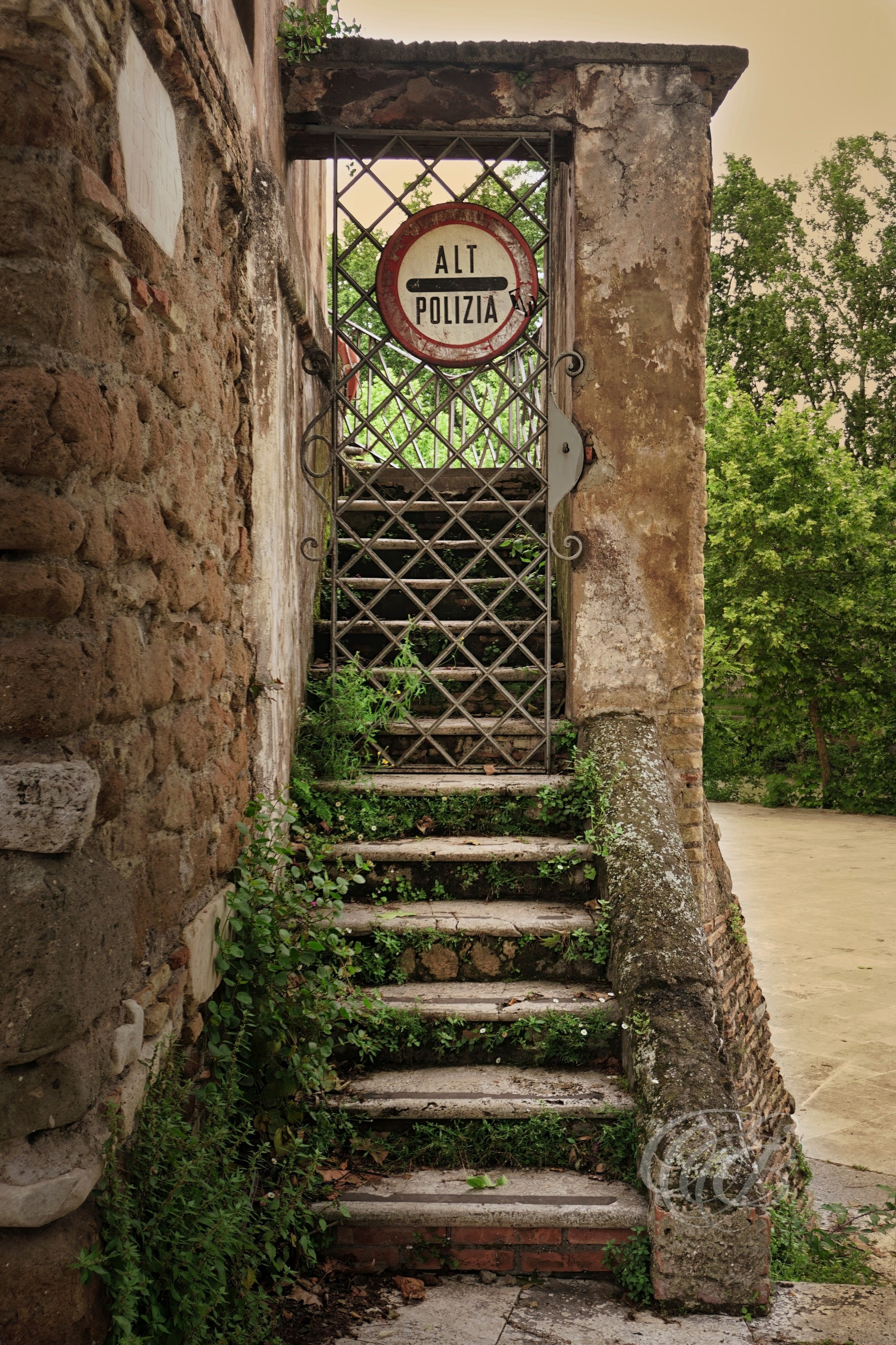Street Photography — Rome, Italy — Tiber Island — Historic Tiber Island in the heart of Rome, shaped by more than two millennia of history and an ancient tradition of medicine and healing along the Tiber River — Eduardo Bartoli Photography.