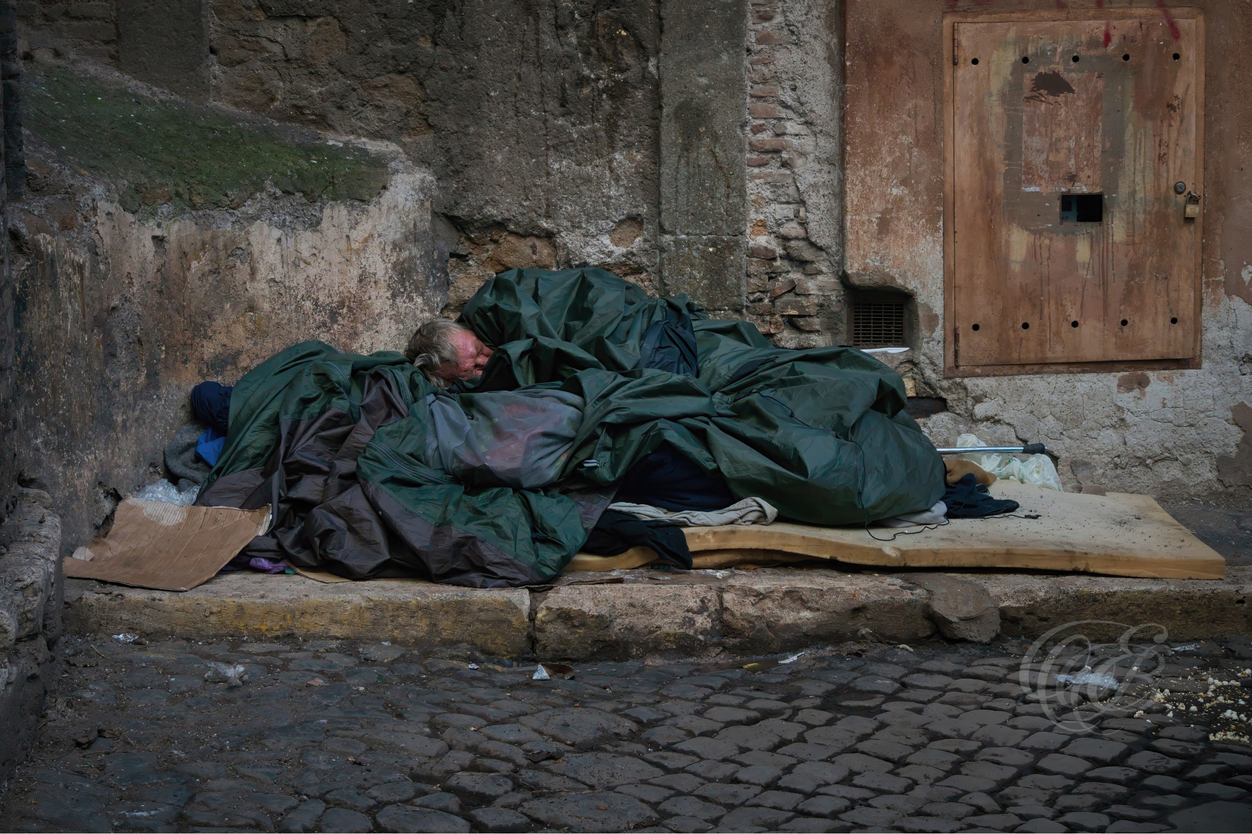 Street Photography — Rome, Italy — Homeless in Rome — A reflection on homelessness in the Italian capital and the often-overlooked lives that unfold within Rome’s public spaces — Eduardo Bartoli Photography.