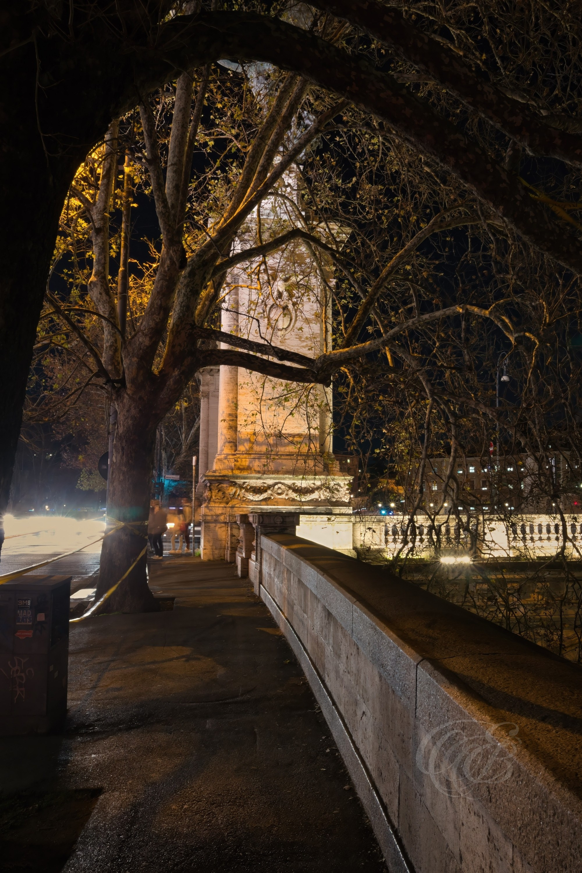 Street Photography — Rome, Italy — Lungotevere degli Altoviti — Historic riverside avenue along the Tiber near Castel Sant’Angelo, reflecting Renaissance connections, nineteenth-century urban transformation, and the enduring relationship between Rome and its river — Eduardo Bartoli Photography.
