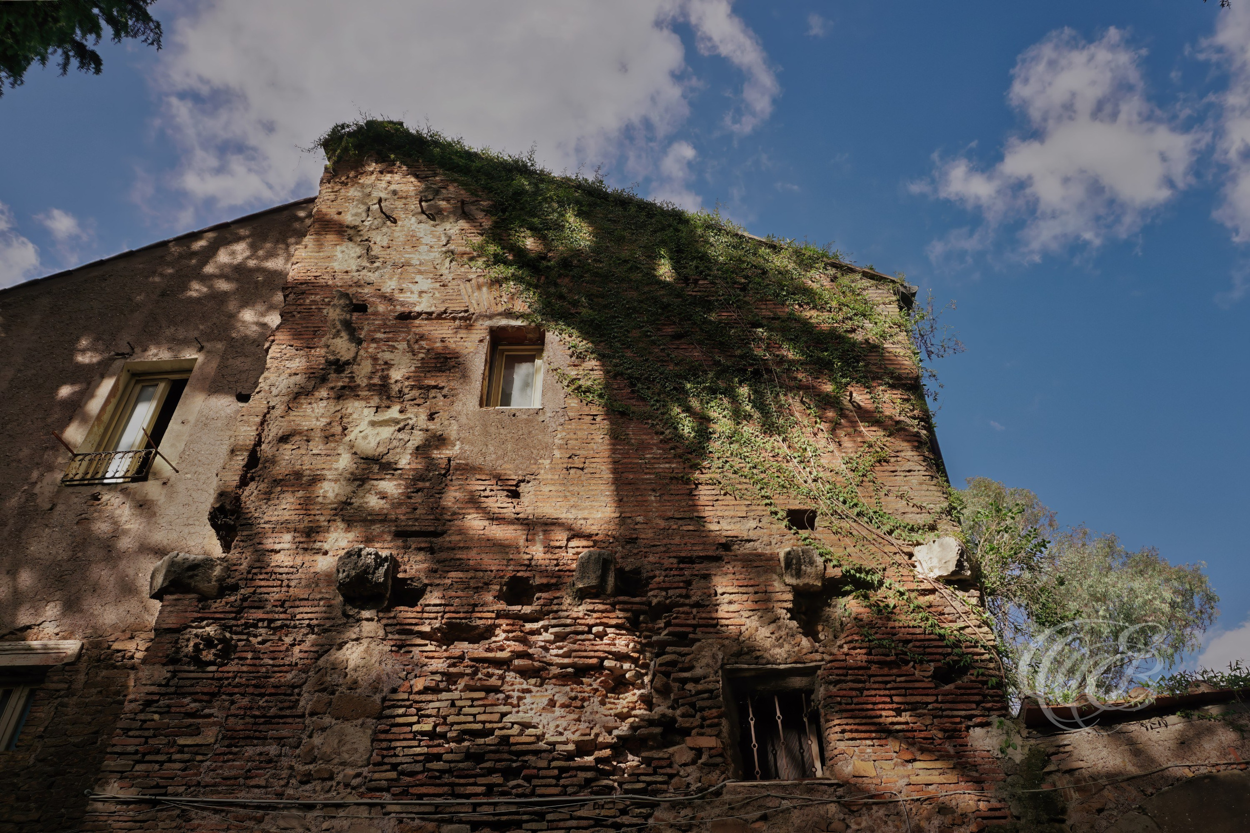 Street Photography — Rome, Italy — Old City Villa — Historic villa within Rome’s urban landscape, reflecting traditional residential architecture and the layers of history preserved throughout the evolving city — Eduardo Bartoli Photography.