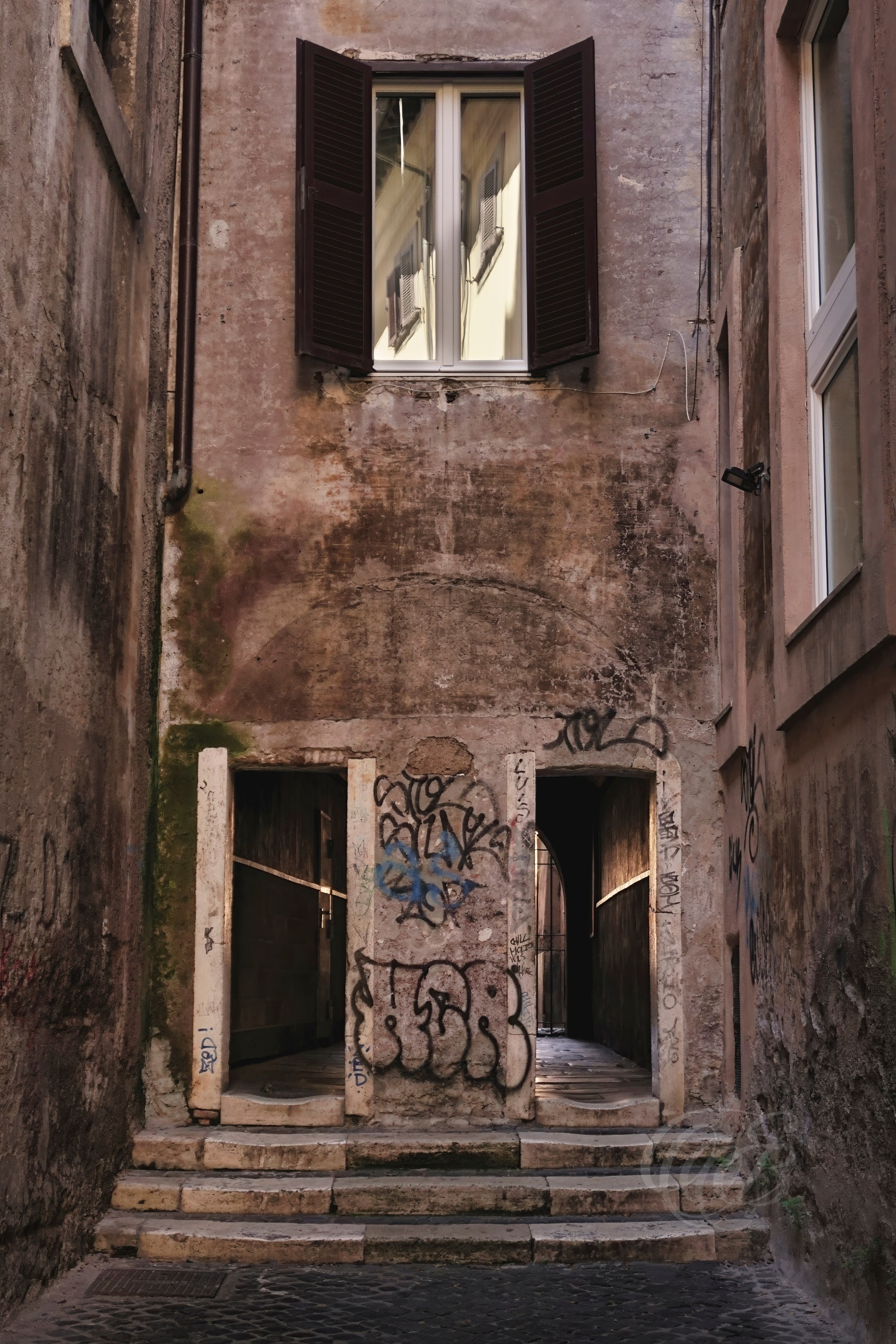 Street Photography — Rome, Italy — Passetto del Biscione — Historic covered passage near Campo de’ Fiori in central Rome, known for its restored frescoes, intimate architecture, and connection with the centuries-old urban fabric of the city — Eduardo Bartoli Photography.