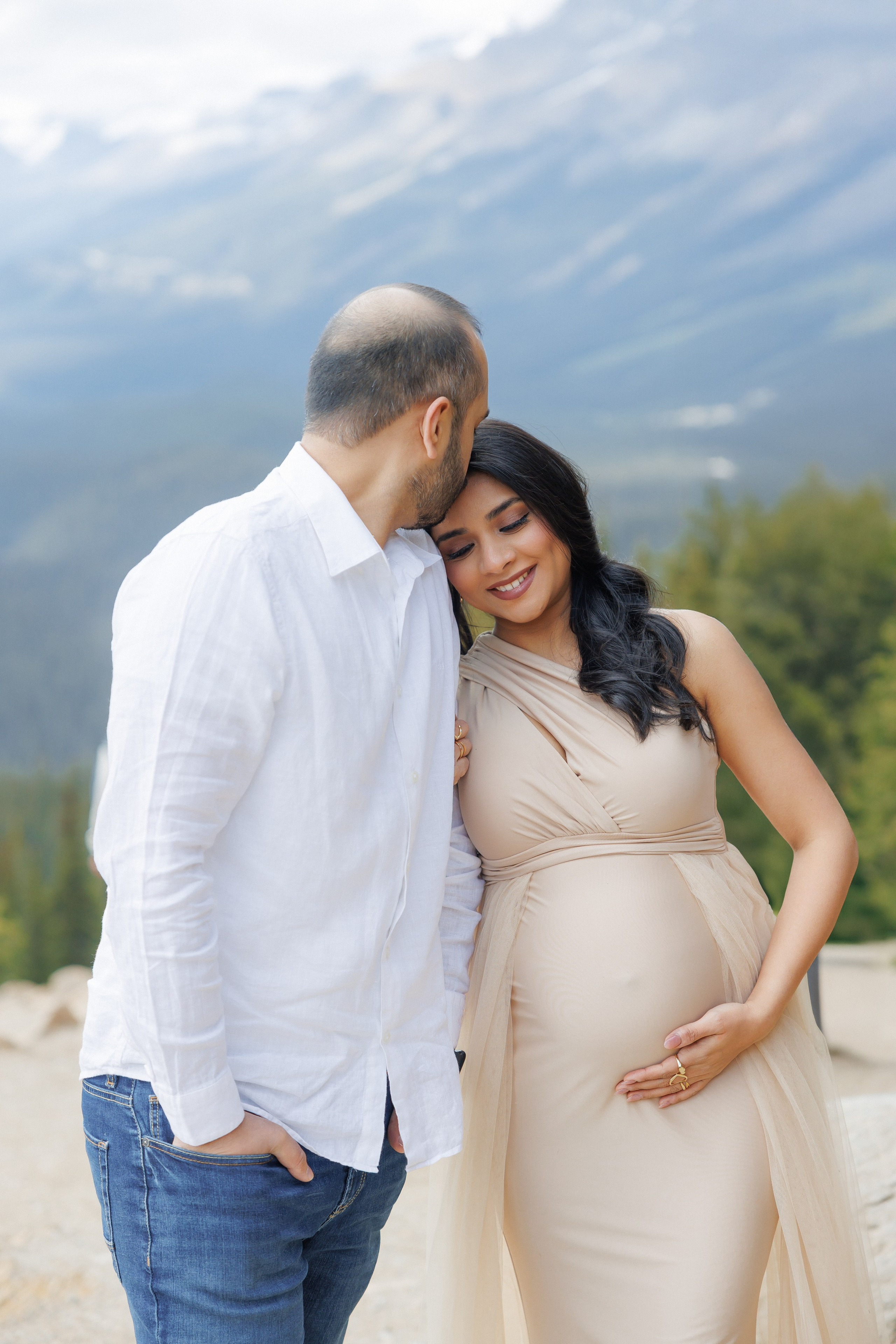 Mountain maternity shoot. Photographer Elvira Hryshchenko