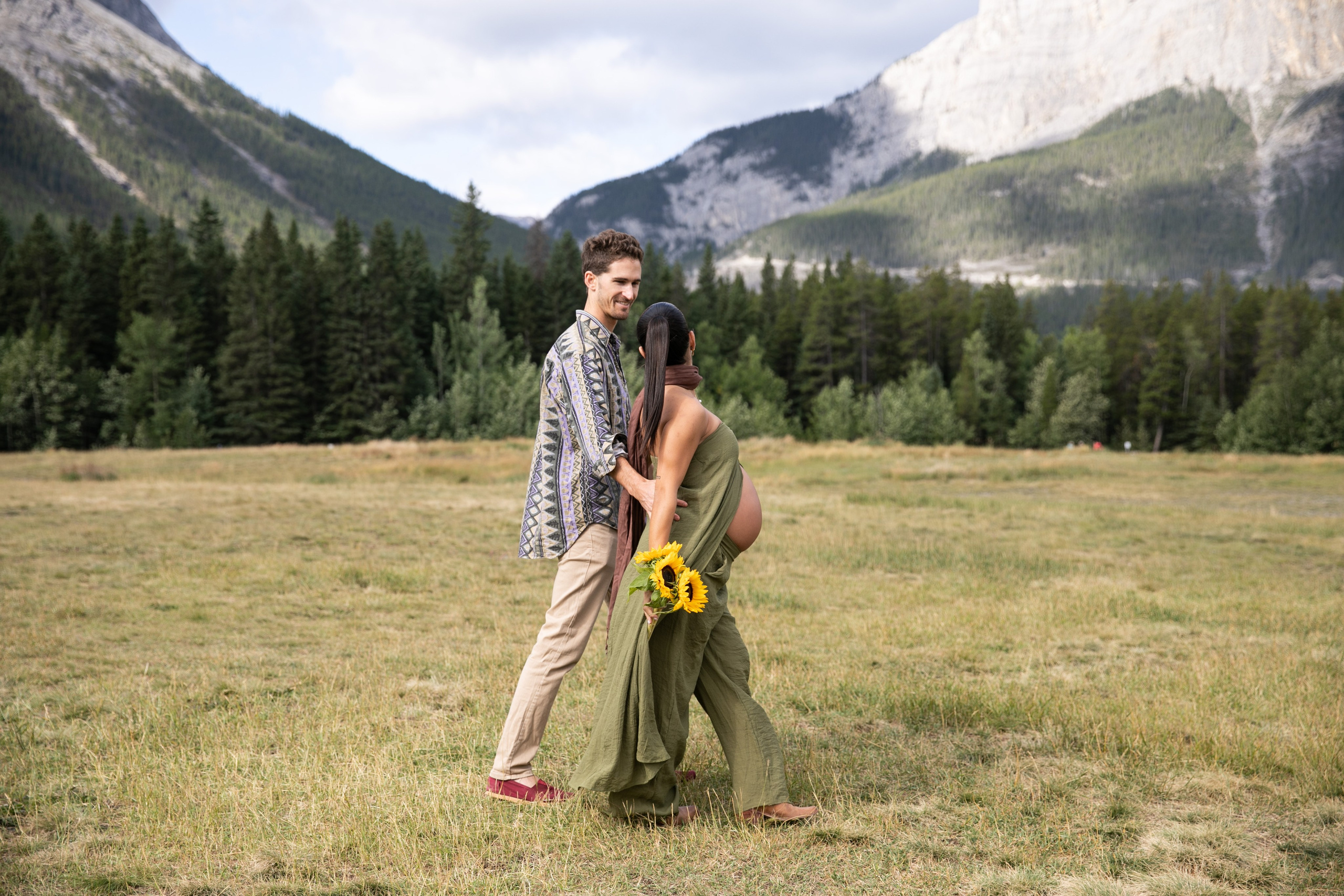 Maternity Photos — Canmore — Daniella. Fotografía accesible en Calgary