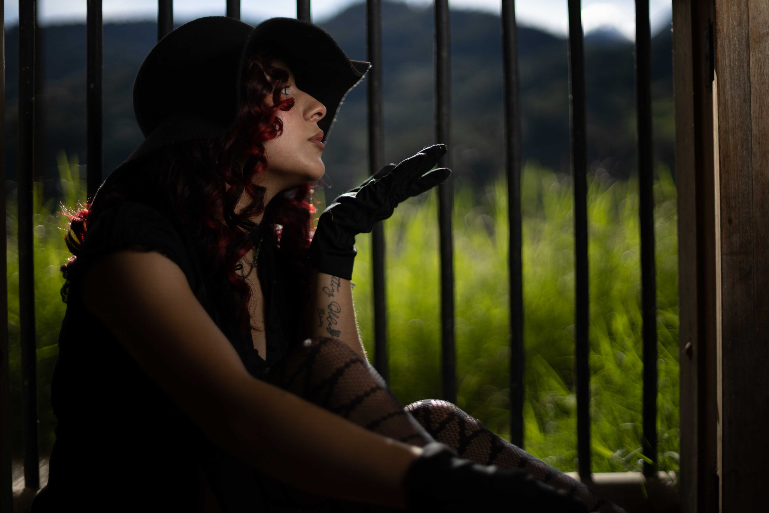 Estilo único sesión al aire libre sesión de Halloween ideas para hacer fotos. Fotografía profesional para su evento y marca personal