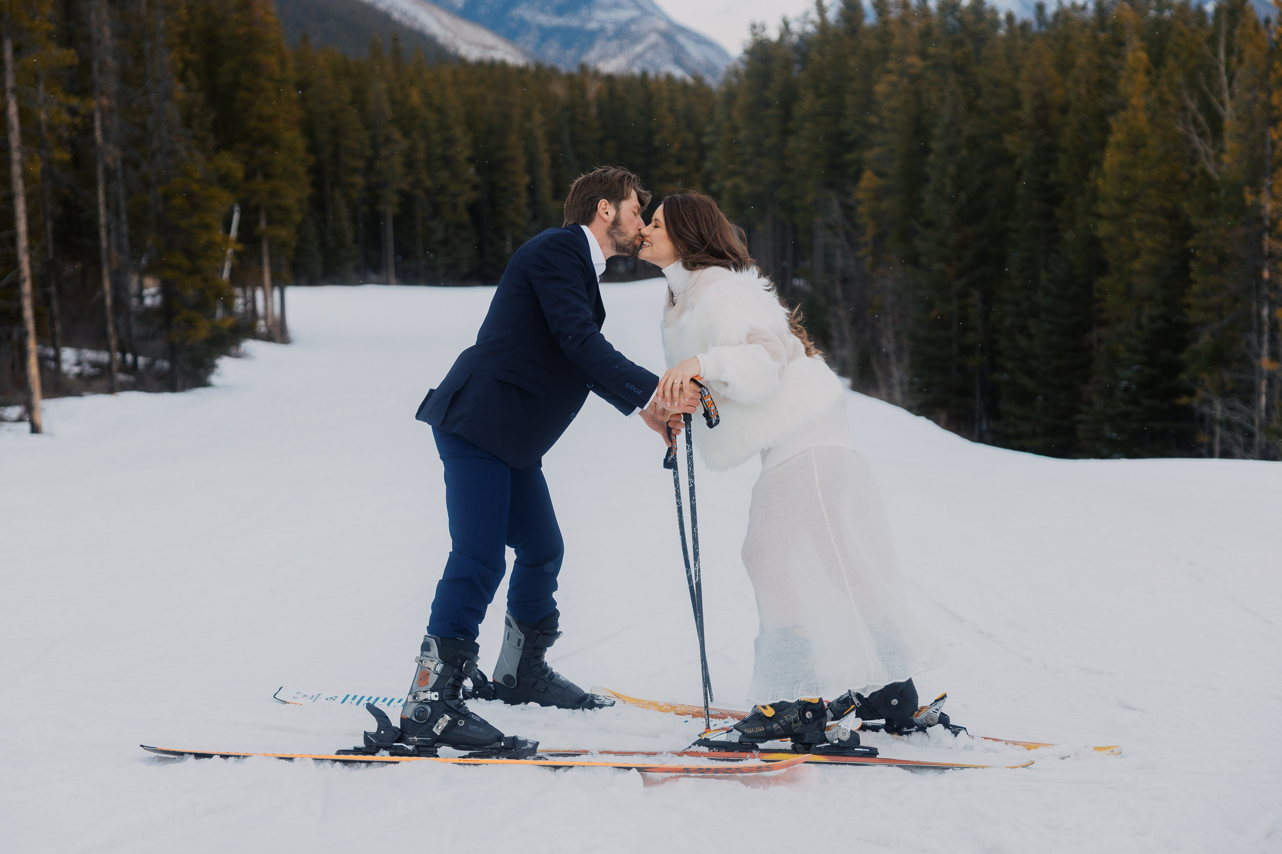 Ski engagement session. Photographer Elvira Hryshchenko