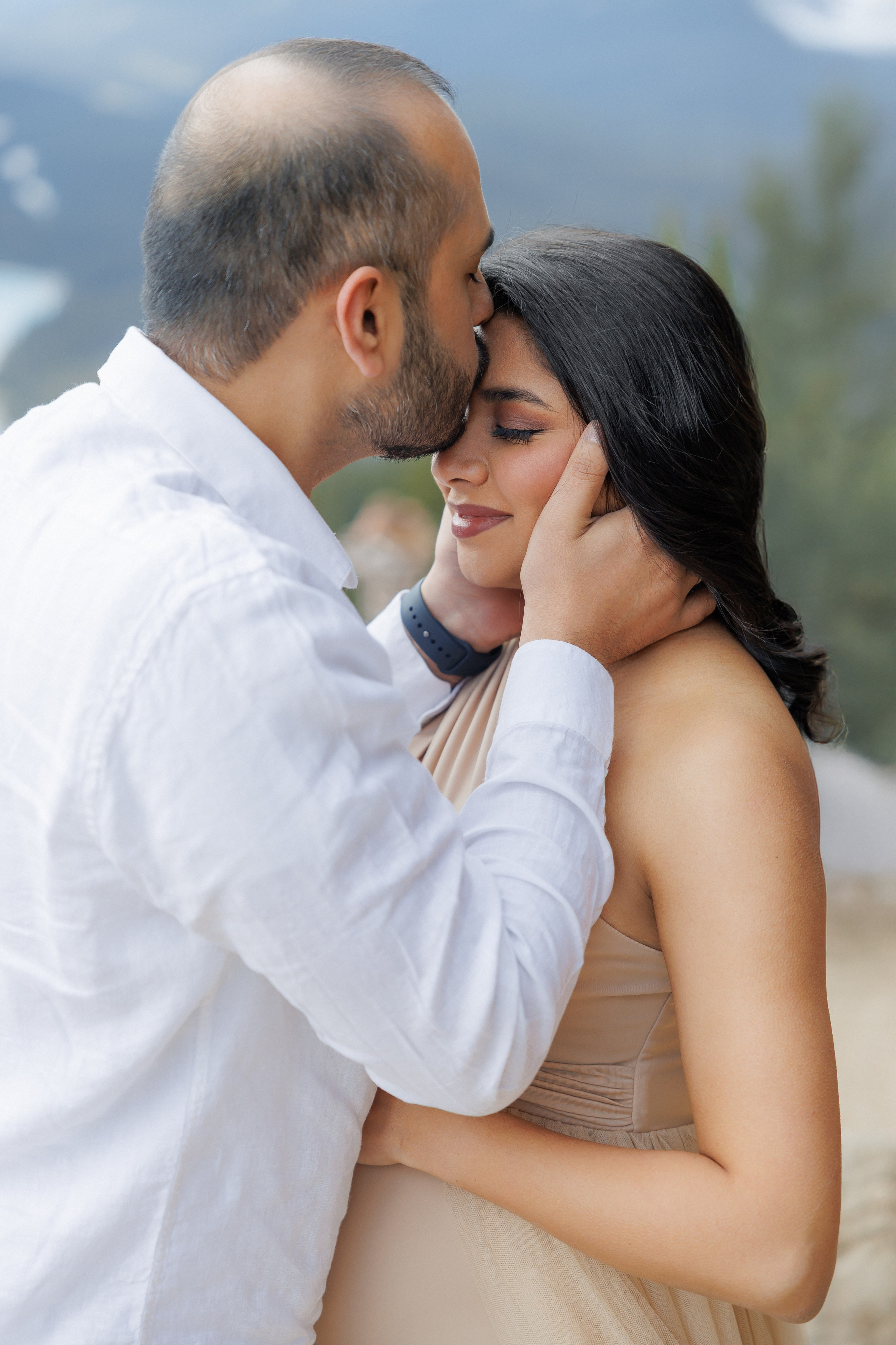 Mountain maternity shoot. Photographer Elvira Hryshchenko
