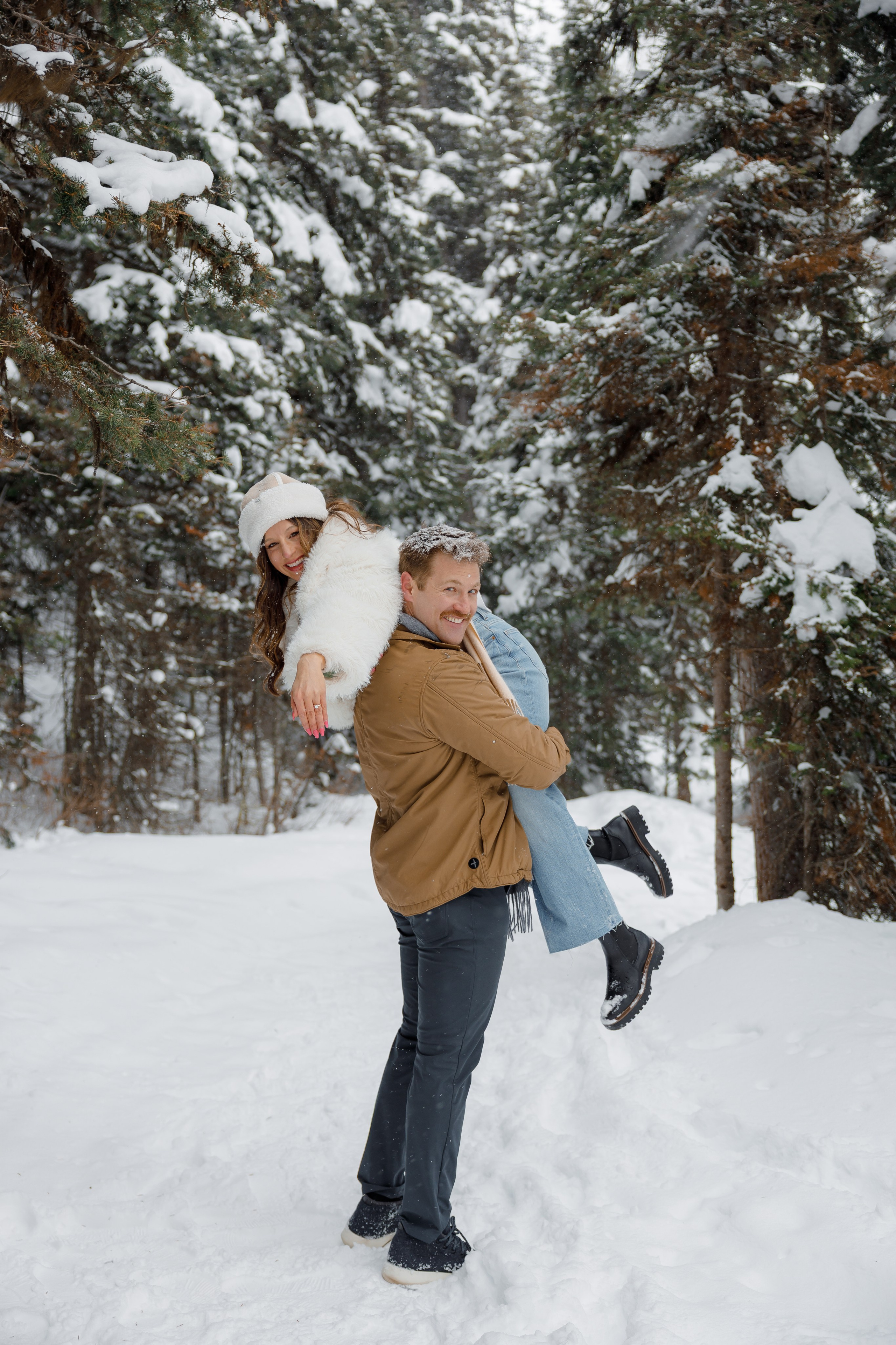 Lake Louise engagement session. Photographer Elvira Hryshchenko