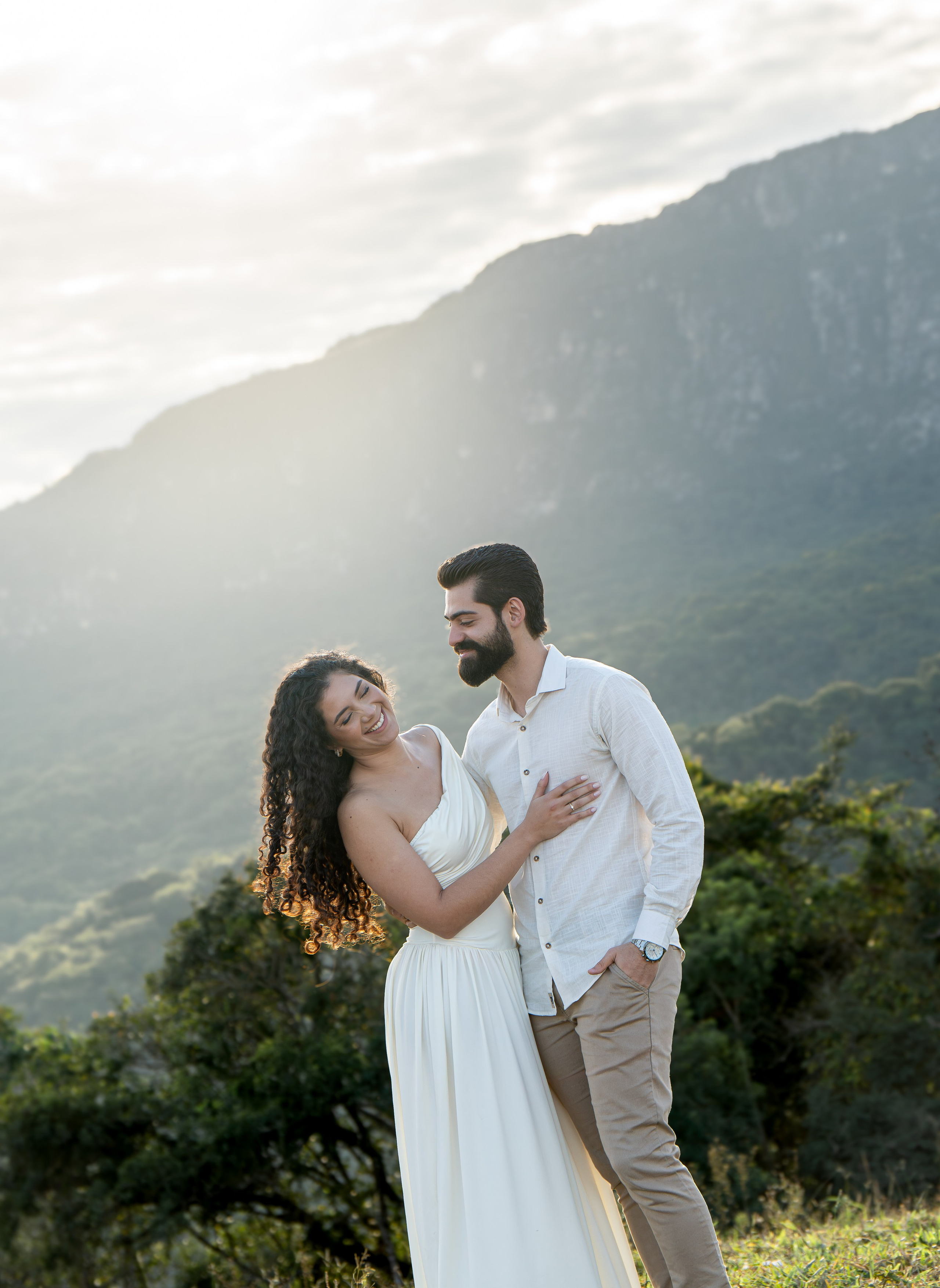 Noivos se abraçando durante o pôr do sol em casamento em Tiradentes, MG