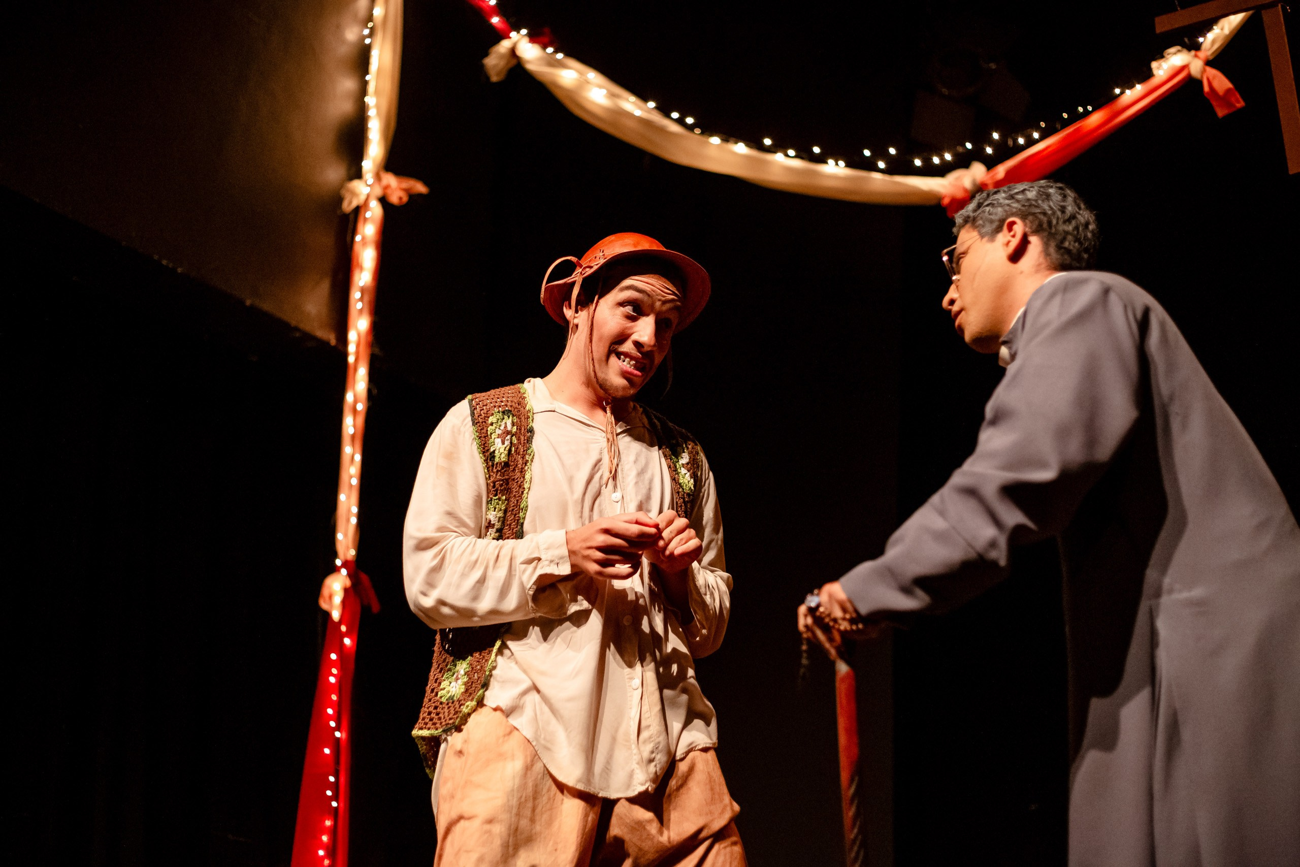 Fotografia de espetáculo teatral Auto da Compadecida do grupo de teatro Anchieta Arte Cênica