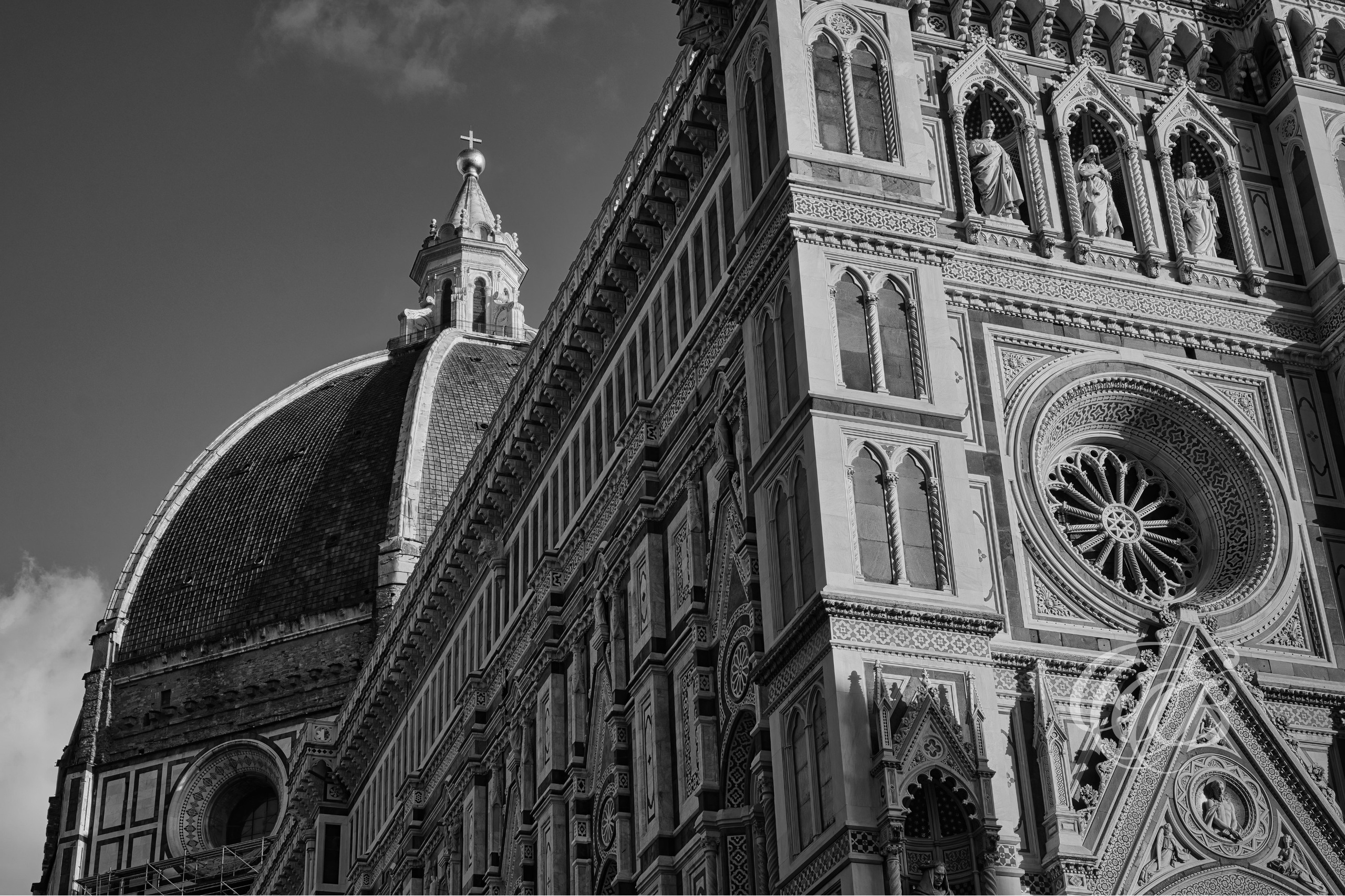 ITALY – FLORENCE — Dome of Santa Maria del Fiore Brunelleschi Skyline View Black and White — Architectural view of Renaissance dome designed by Filippo Brunelleschi dominating Florence city skyline, showing cathedral structure and masonry details, Florence, Italy — Eduardo Bartoli Photography.
