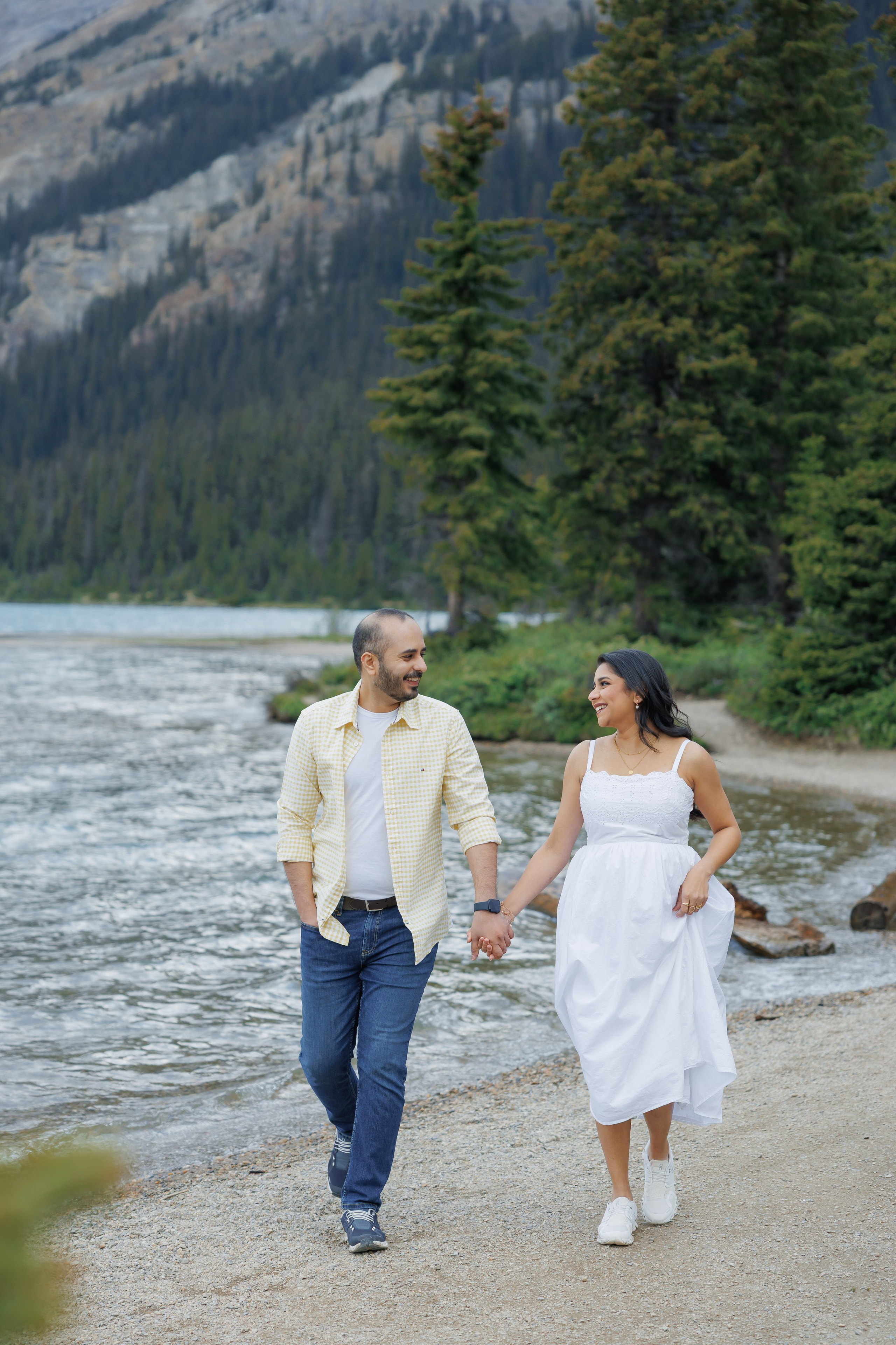 Mountain maternity shoot. Photographer Elvira Hryshchenko