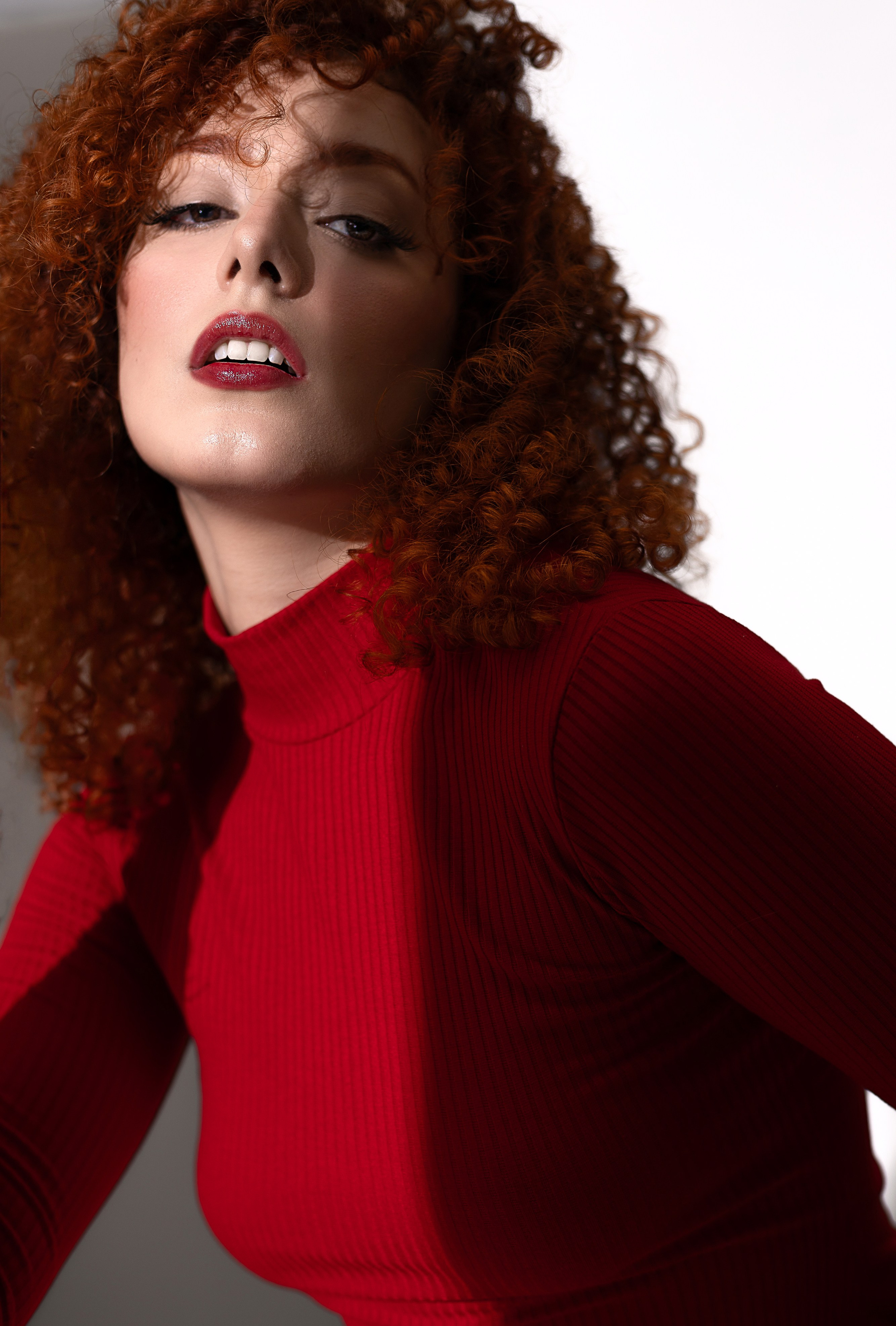 Fotografia pessoal em estúdio em São Paulo para quem deseja se enxergar de uma nova forma. Retratos femininos que valorizam autoestima, personalidade e autenticidade.