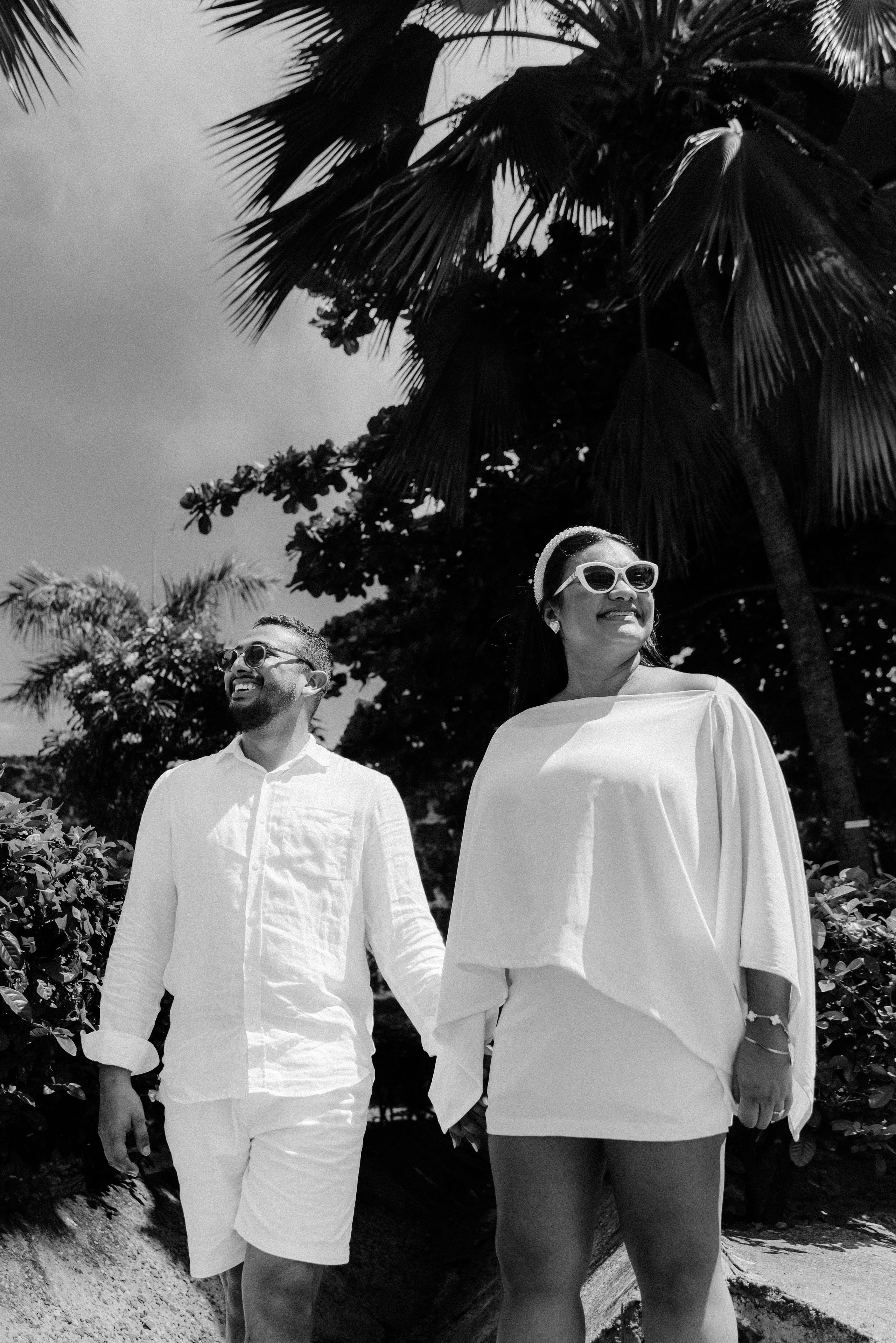Mirada de complicidad en Cartagena – Sesiones preboda y bodas únicas para parejas felices en la ciudad amurallada.