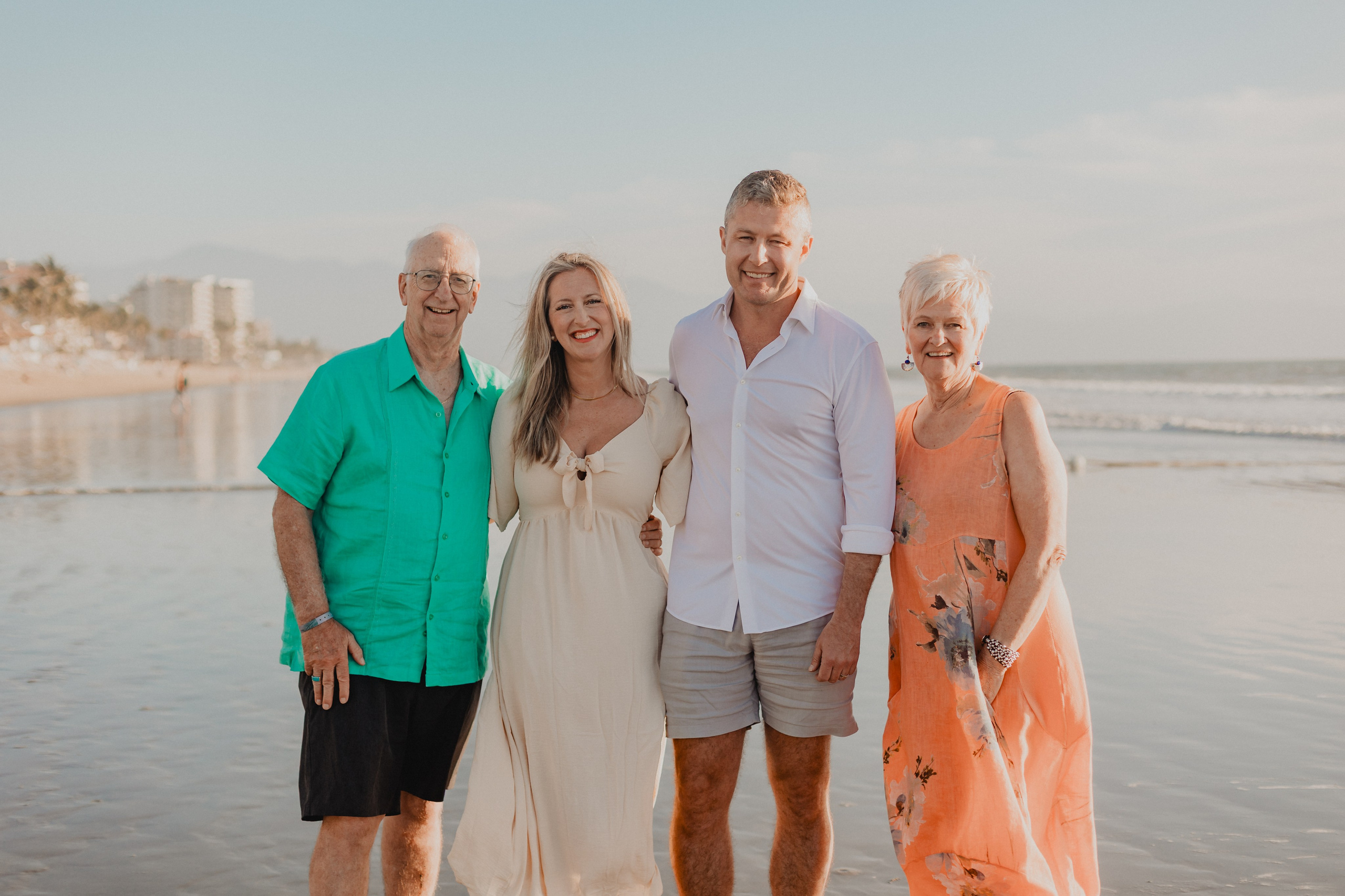 Laughter, Sand, and Sea: A Family Session in Nuevo Vallarta. Fotógrafo de Bodas en Puerto Vallarta y Riviera Nayarit | VL photo & film