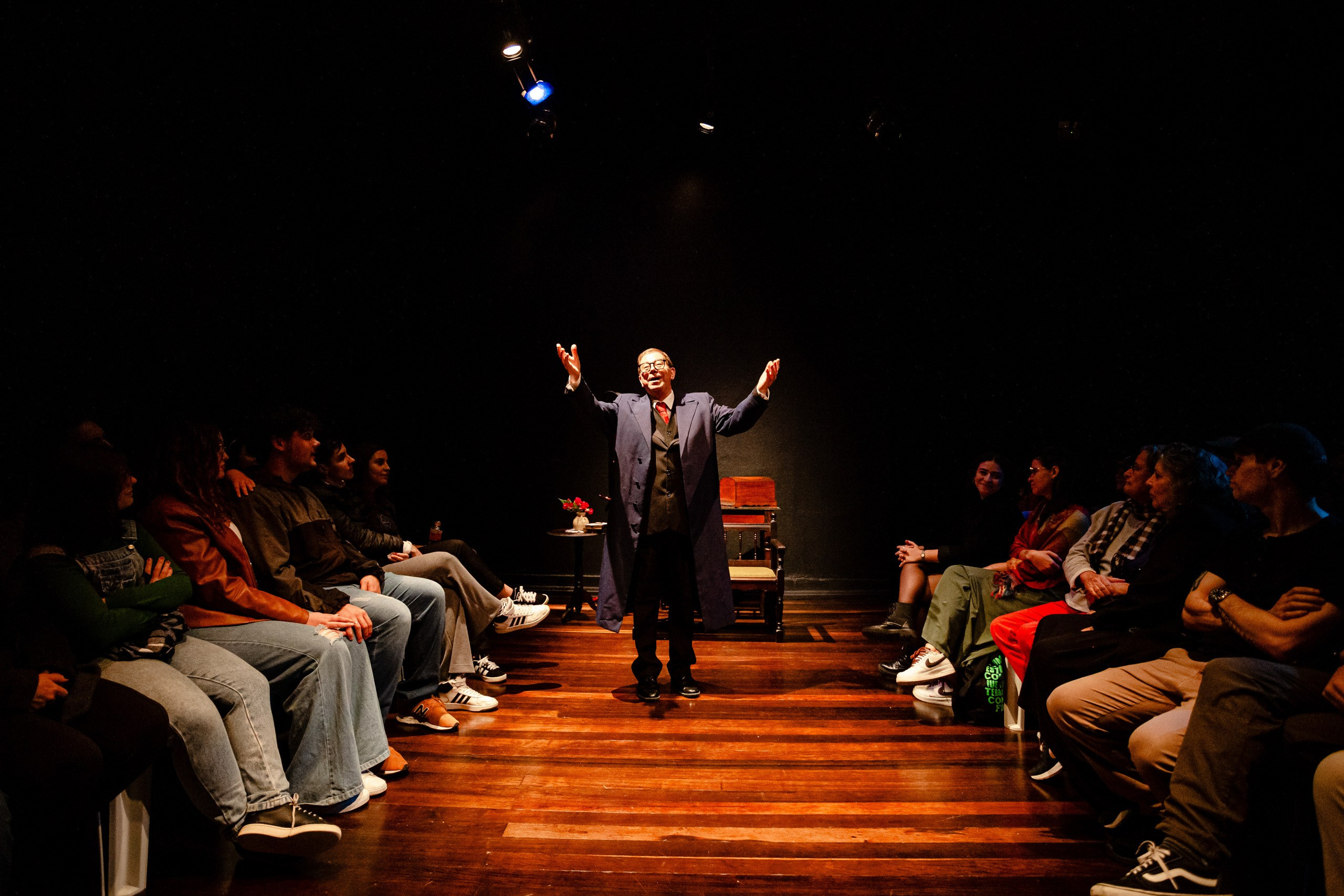 Fotografia de espetáculo teatral As Pessoas de Minha Pessoa do Valentim Schmoeler
