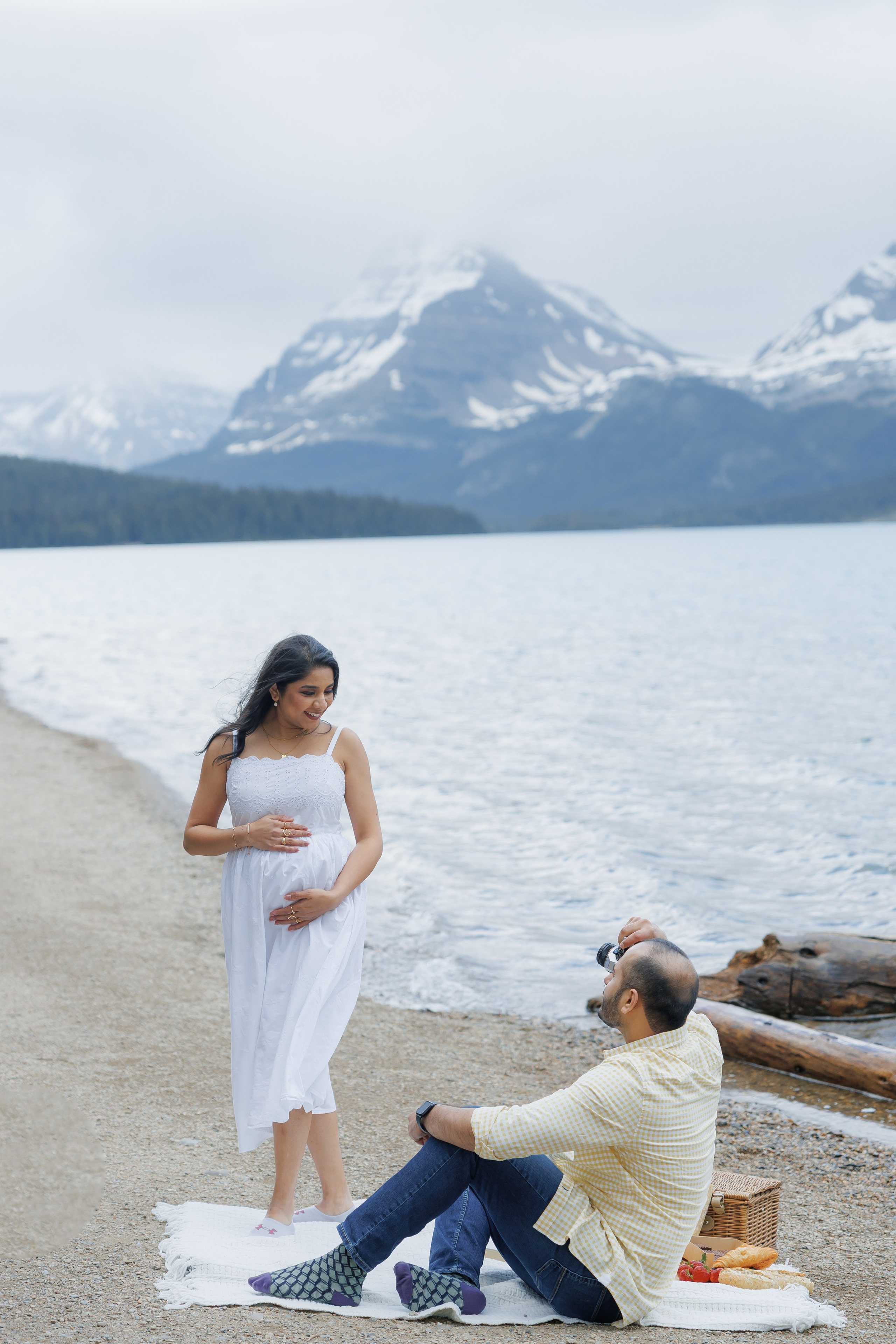 Mountain maternity shoot. Photographer Elvira Hryshchenko