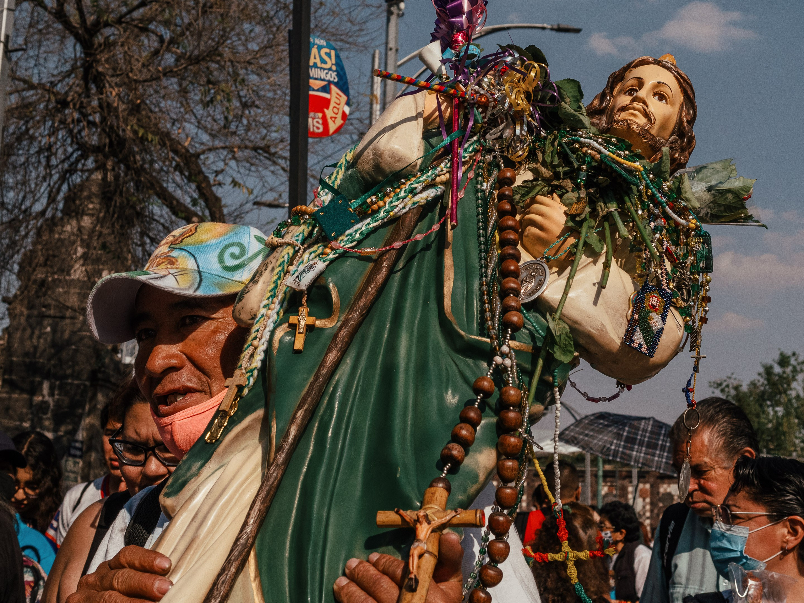 Celebración de San Judas Tadeo en la Iglesia de San Hipólito y San Casiano, Hidalgo, CDMX, México. Federico Borobio, fotografía callejera y documental.