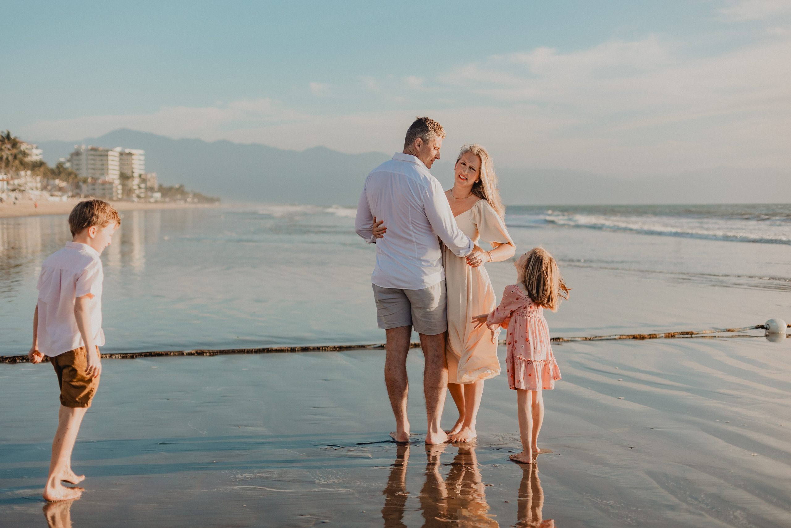 Laughter, Sand, and Sea: A Family Session in Nuevo Vallarta. Fotógrafo de Bodas en Puerto Vallarta y Riviera Nayarit | VL photo & film