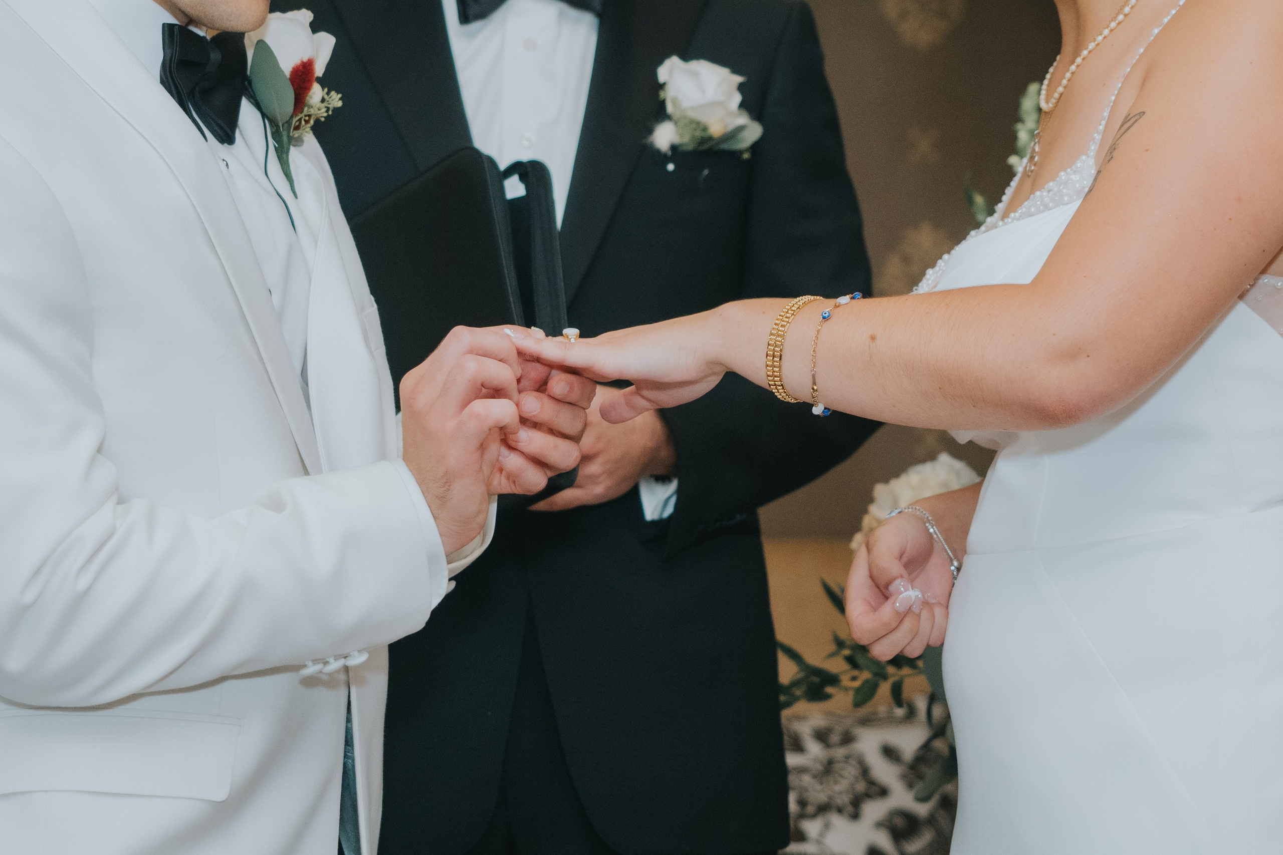 Wedding of Cassandra and Loïc in Beaconsfield, Montreal. Montreal Wedding Photographer — Muriel Oe Photo
