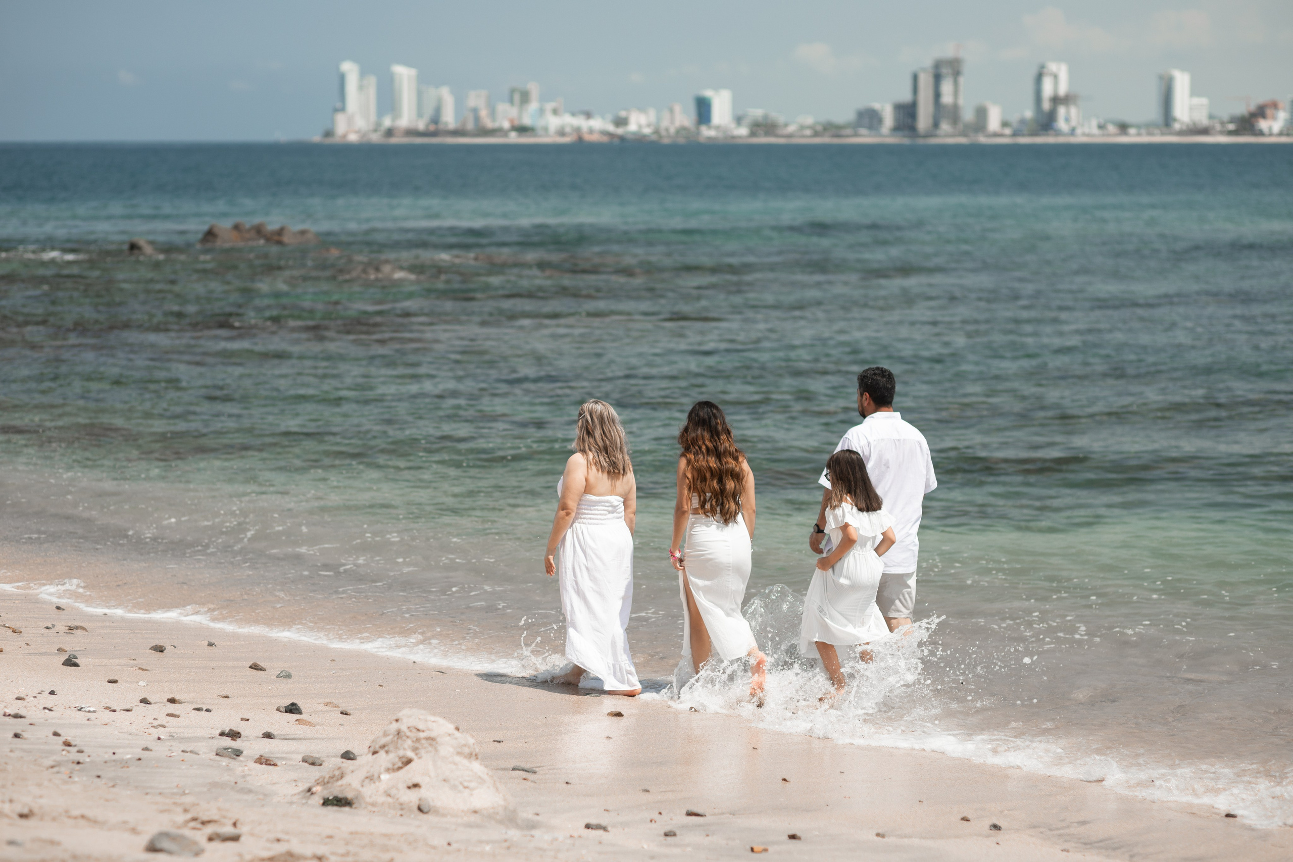 Family photograraphy at Pinitos beach Mazatlan