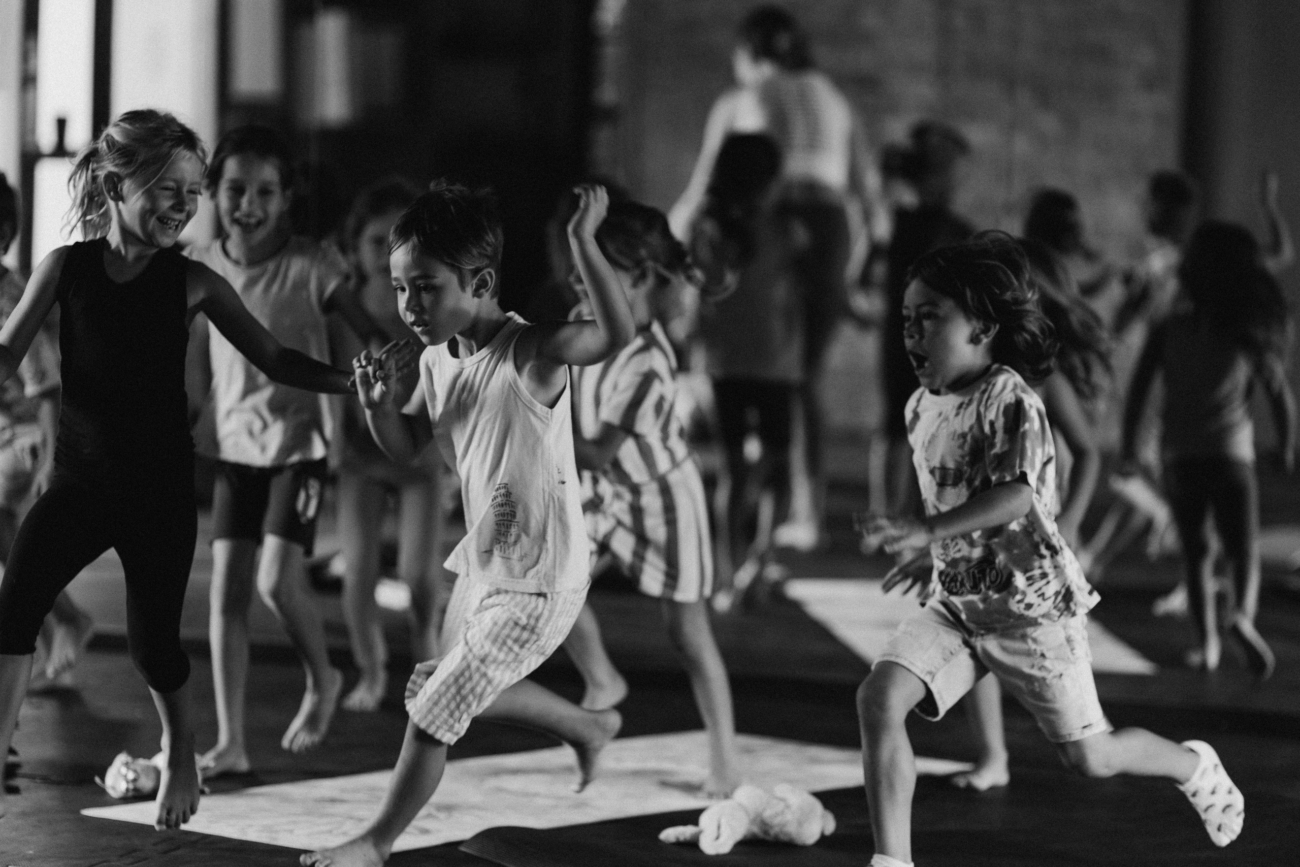 Yoga Kids. Fotografa documental de familia e nascimento em Florianópolis SC Daria Ermolaev