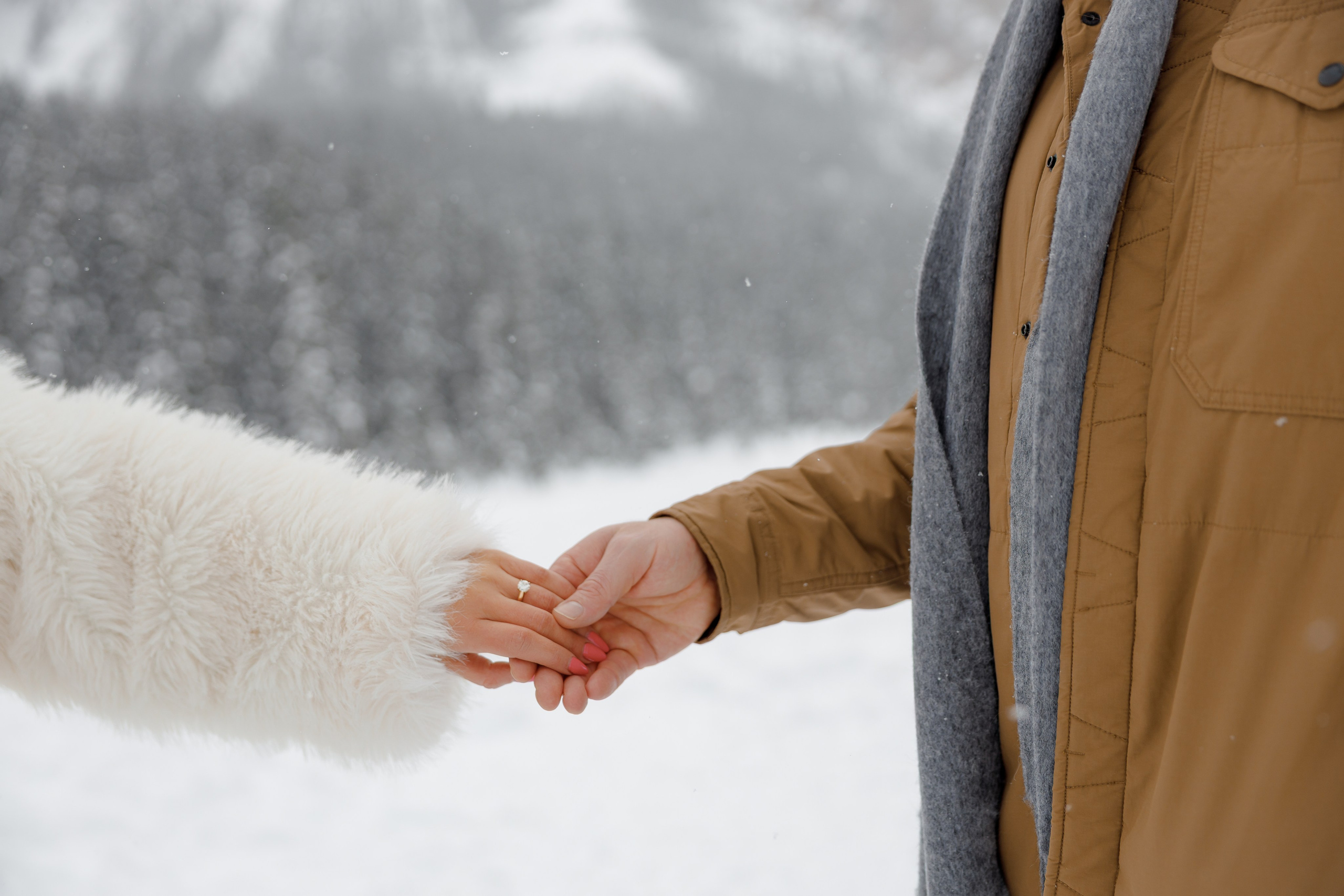 Lake Louise engagement session. Photographer Elvira Hryshchenko