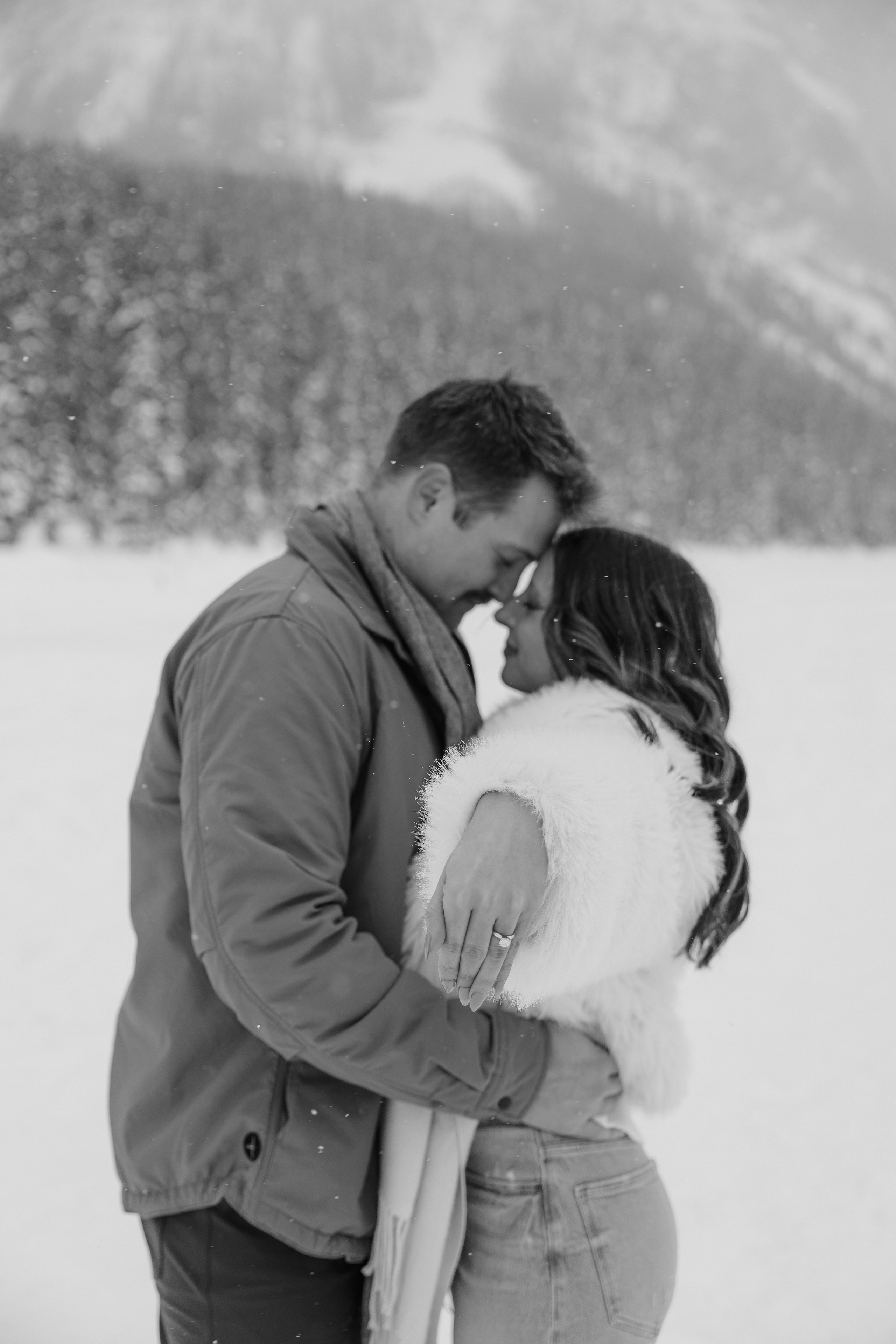 Lake Louise engagement session. Photographer Elvira Hryshchenko