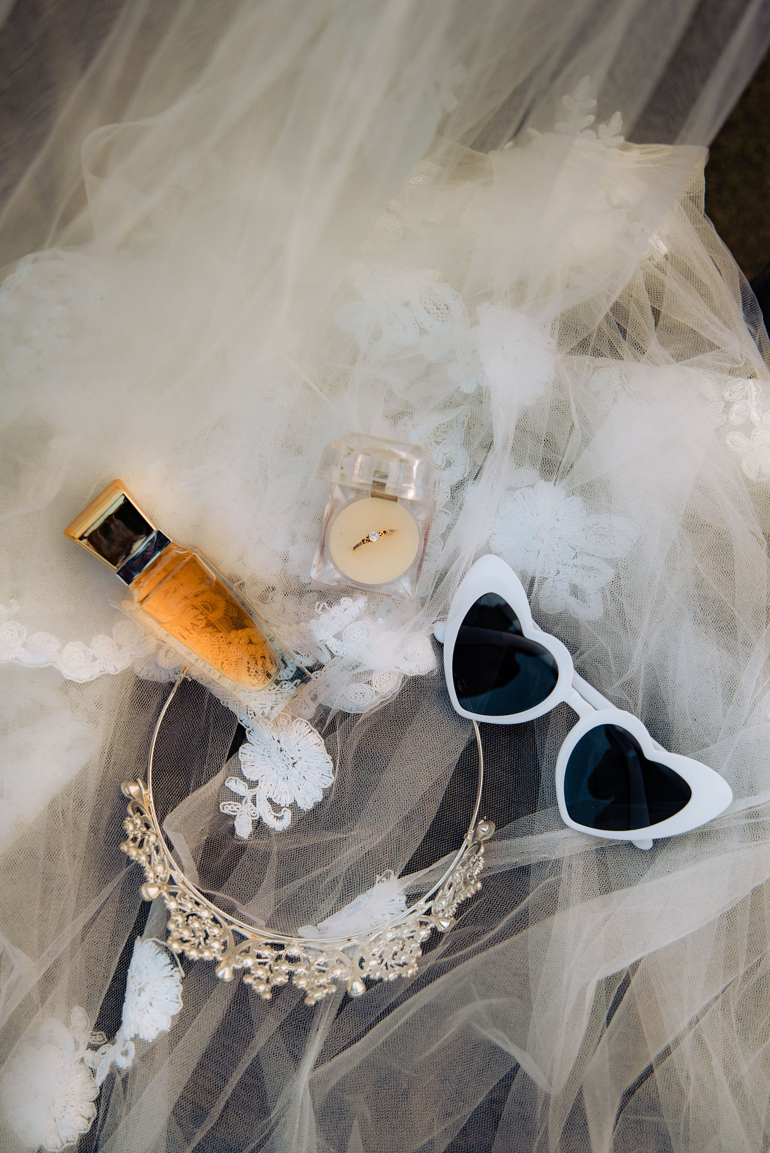 Fotografía de detalles importantes de la novia en su día - Fotógrafos de boda en Barranquilla, Fotógrafos de boda en Cartagena, Fotógrafos de boda en Santa Marta, Fotógrafos de boda en Medellín, Mejores fotógrafos de boda en Colombia.