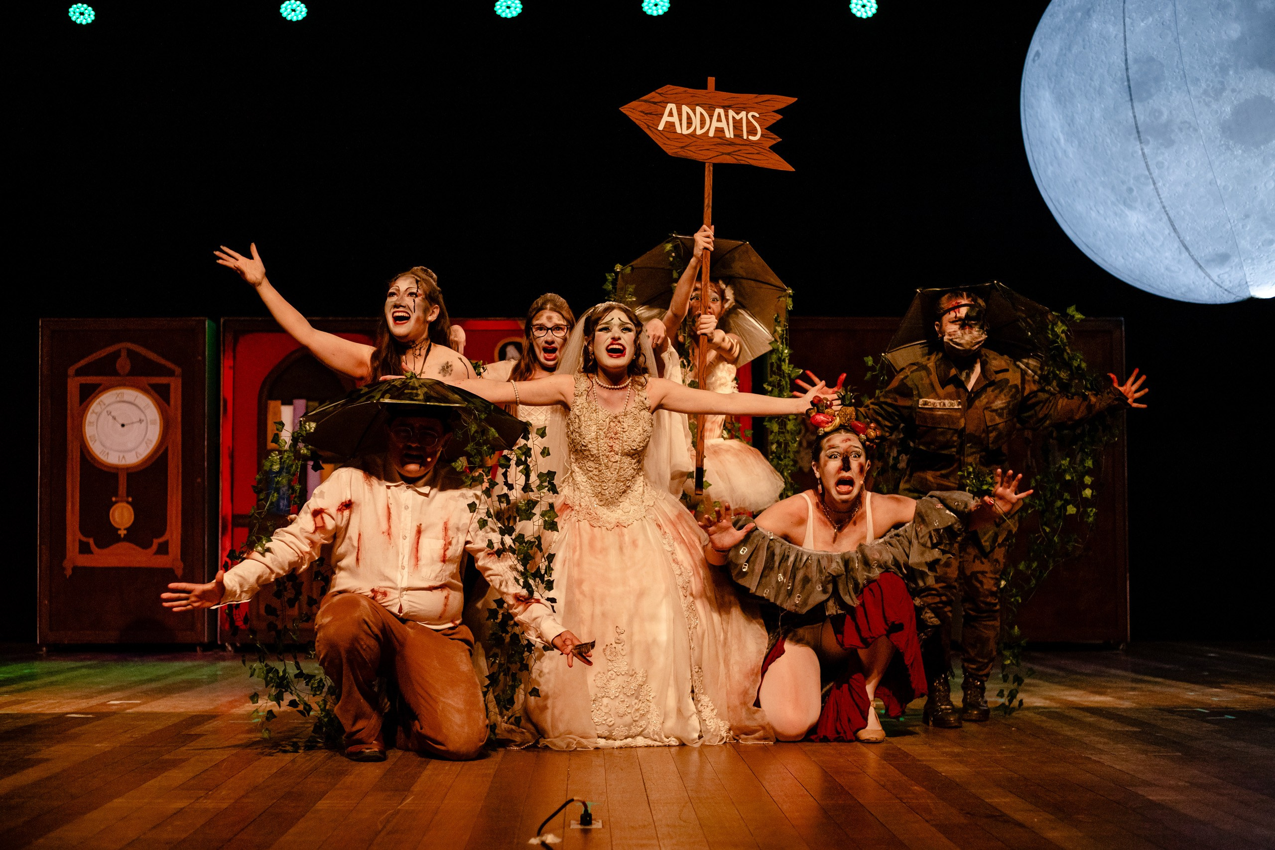 Fotografia de espetáculo A Família Addams do grupo de Teatro Univali