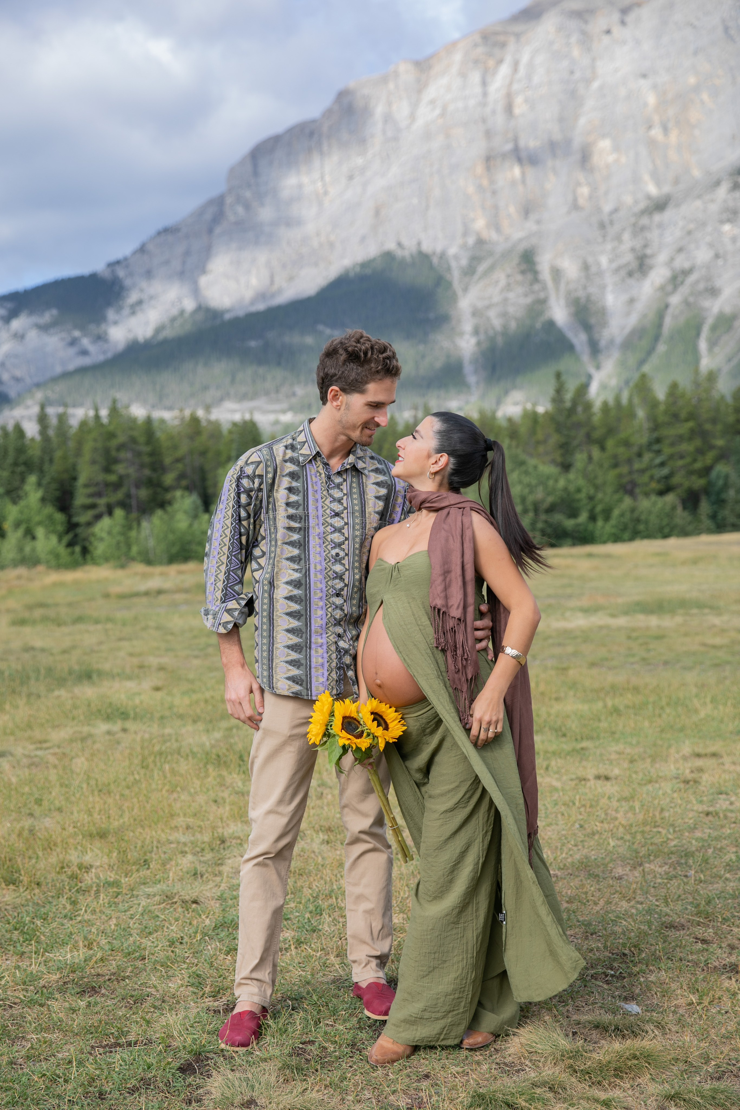 Maternity Photos — Canmore — Daniella. Fotografía accesible en Calgary