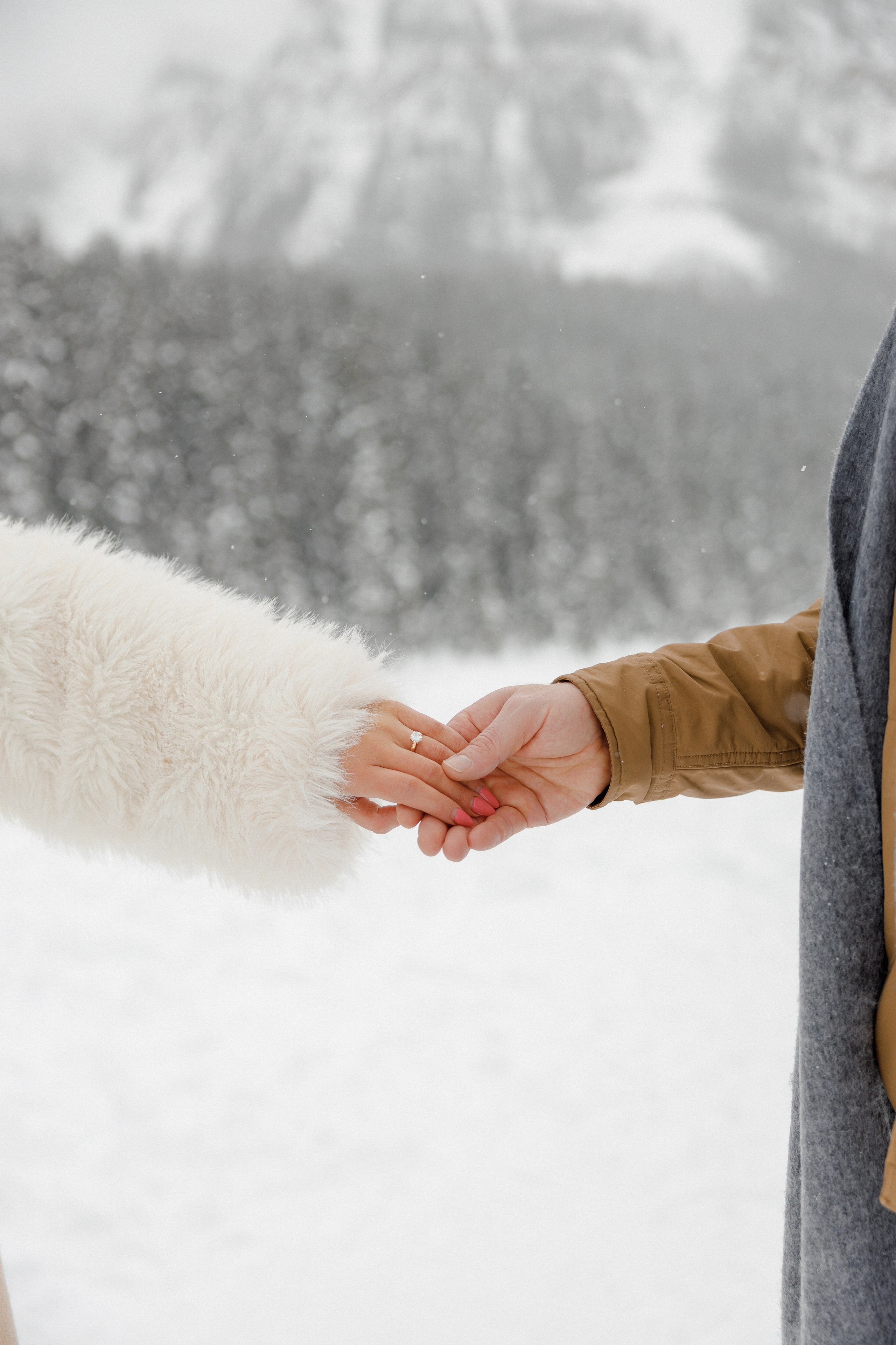 Lake Louise engagement session. Photographer Elvira Hryshchenko