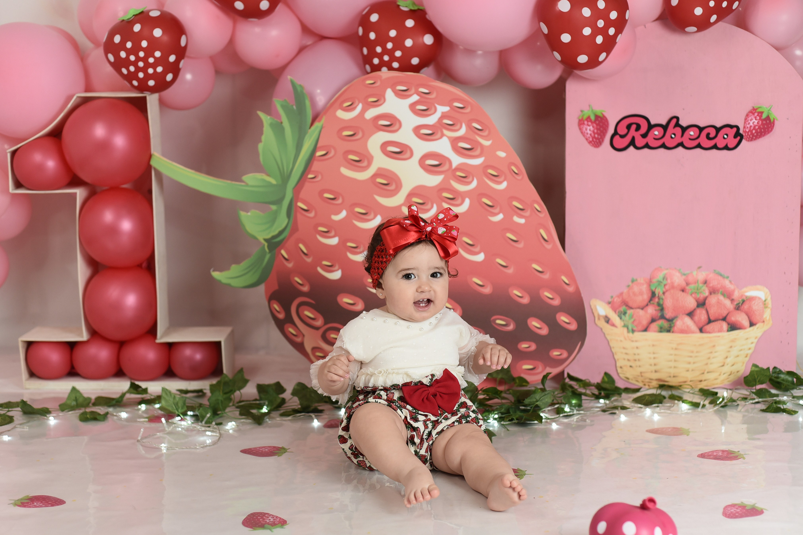Sesión 1er año de Rebeca. Temática: Frutillita + Mini Sesión Navideña. Fotografo de casamiento en misiones y fotógrafo de familia  Posadas