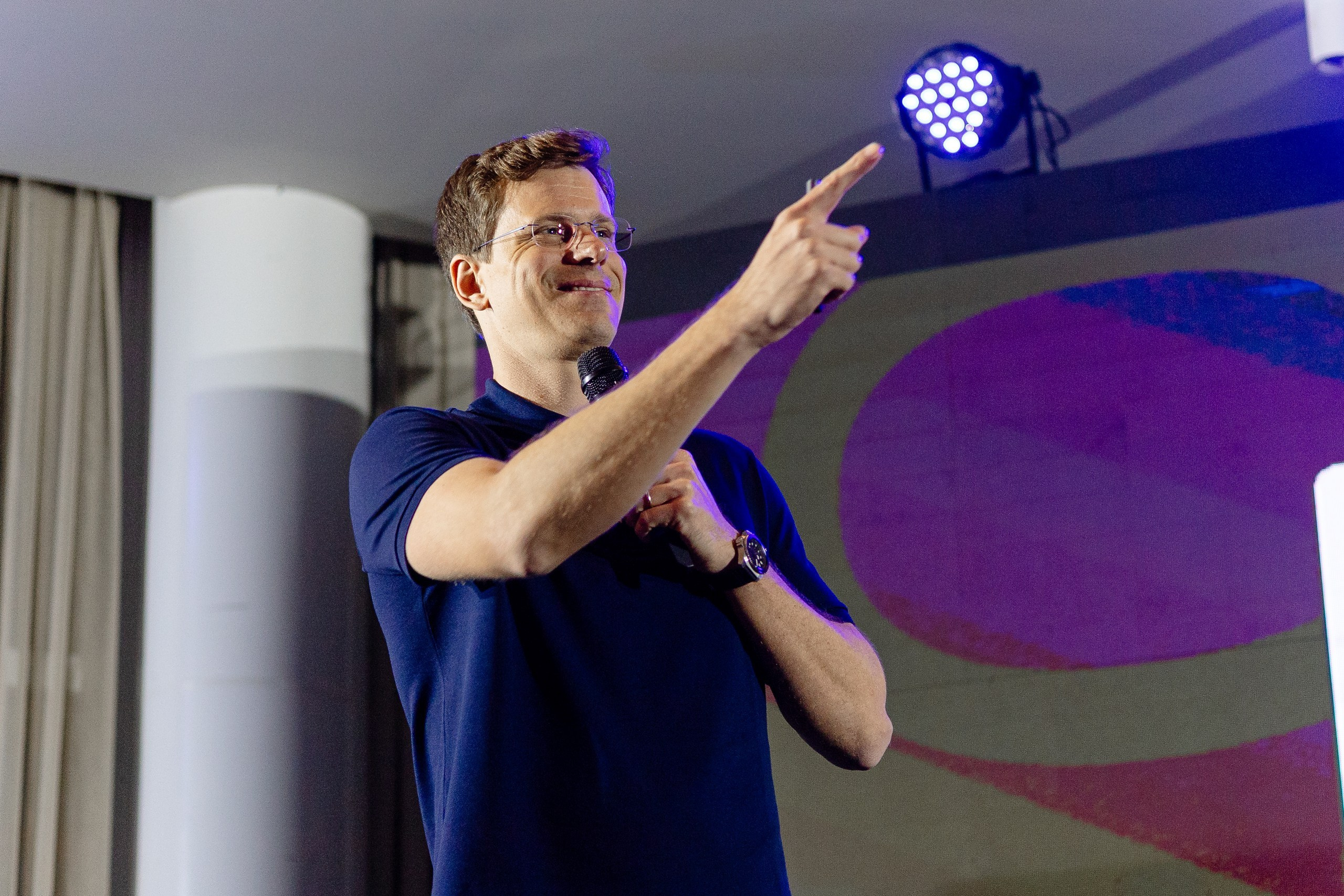 Fotografia de evento corporativo Triveni Day com César Cielo em Itajaí
