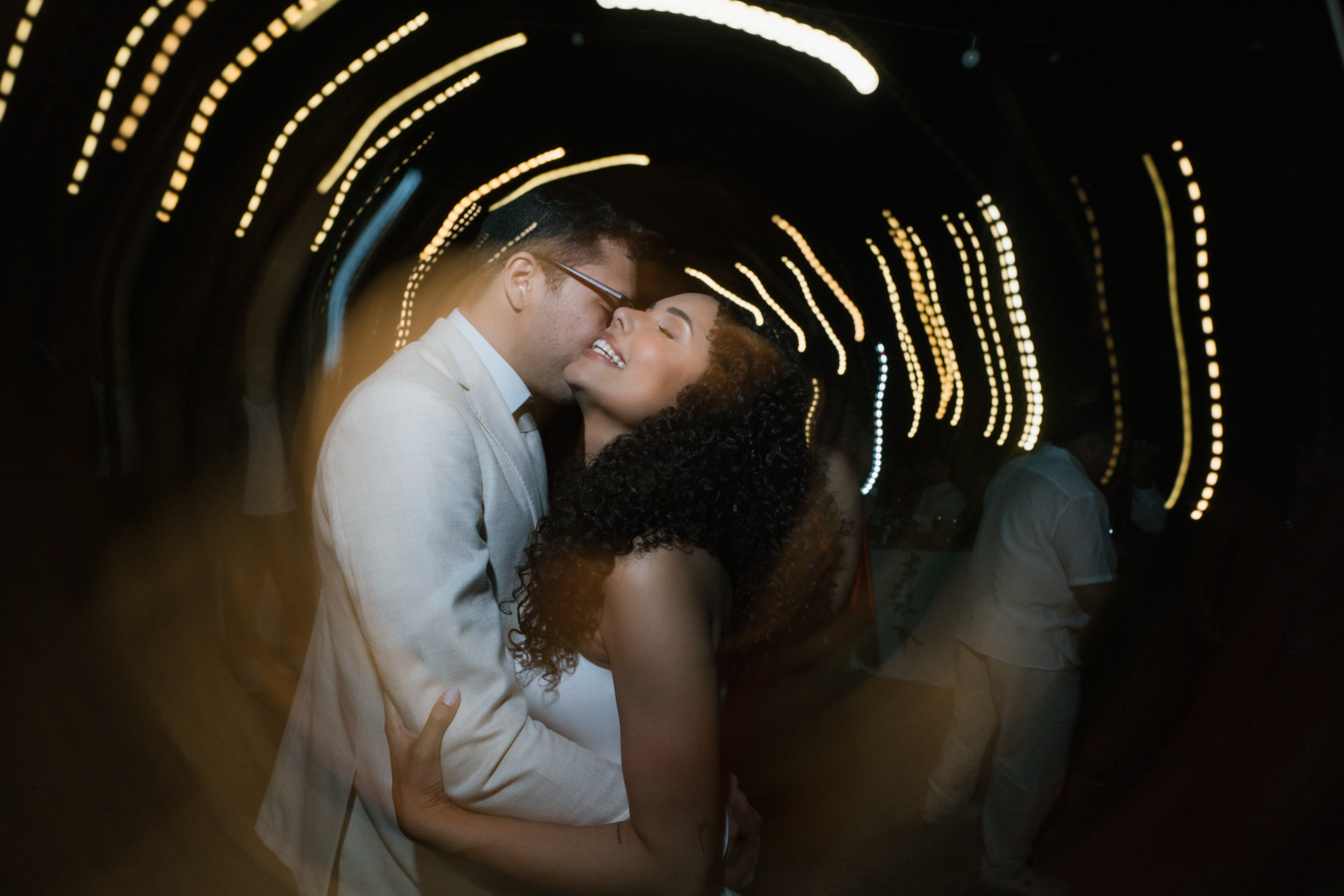 lizabeth e João viveram um casamento sofisticado no Vila Rica Pampulha em BH. Edu e Josi Fotografia captando cada momento com autenticidade e sensibilidade.