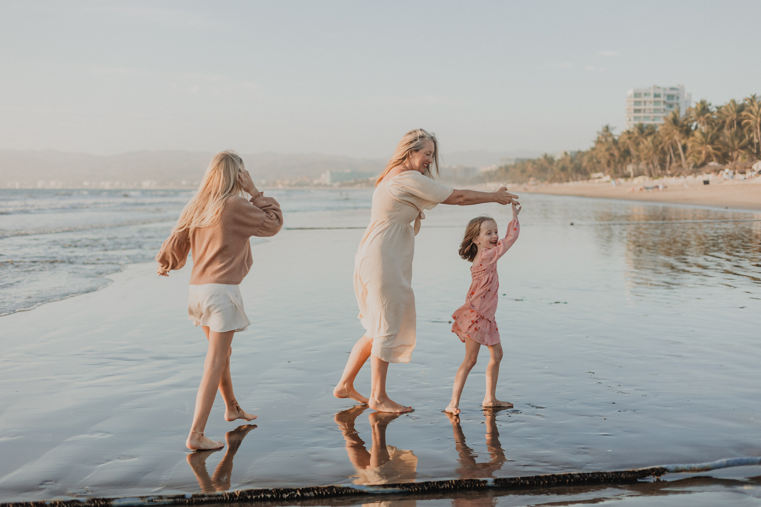 Laughter, Sand, and Sea: A Family Session in Nuevo Vallarta. Fotógrafo de Bodas en Puerto Vallarta y Riviera Nayarit | VL photo & film
