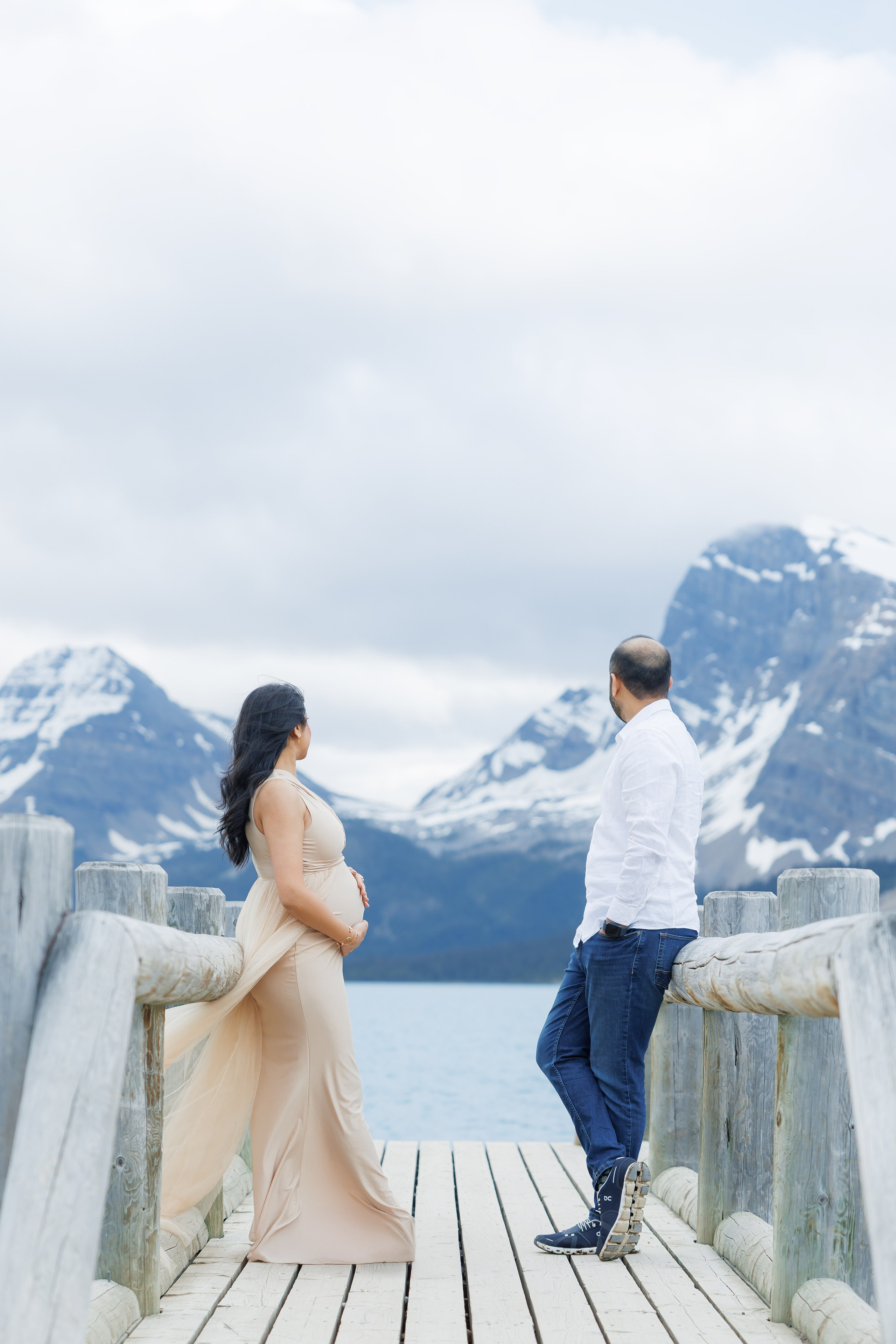 Mountain maternity shoot. Photographer Elvira Hryshchenko