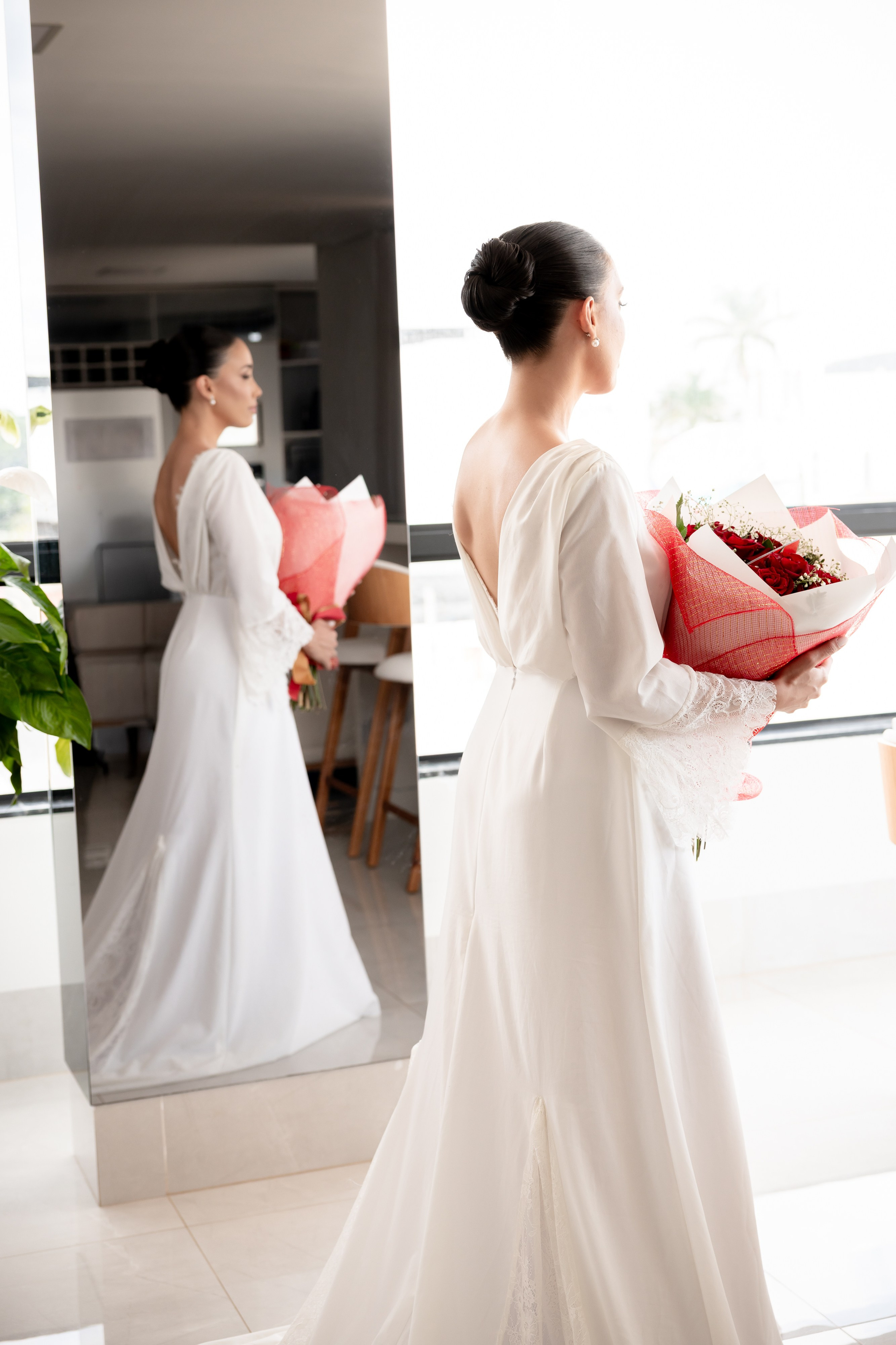 Making of de noiva, vestida com robe branco longo